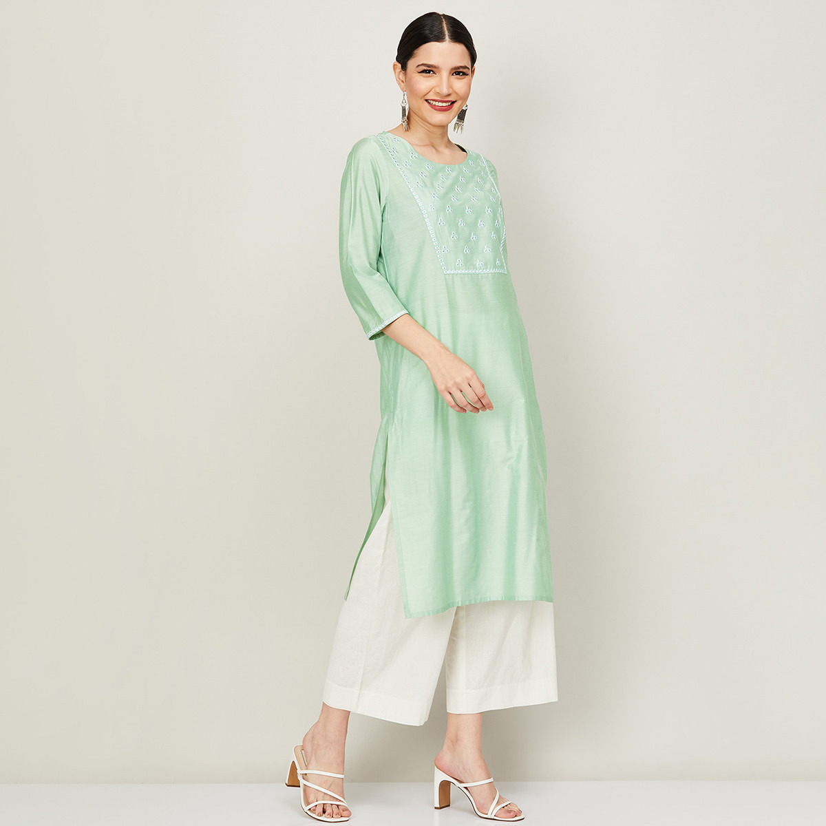 كورتا برقبة دائرية مطرزة باللون الوردي مع عمل المرايا للنساء من ميلانج-women-clothing-ethnicwear-kurtas-image-2