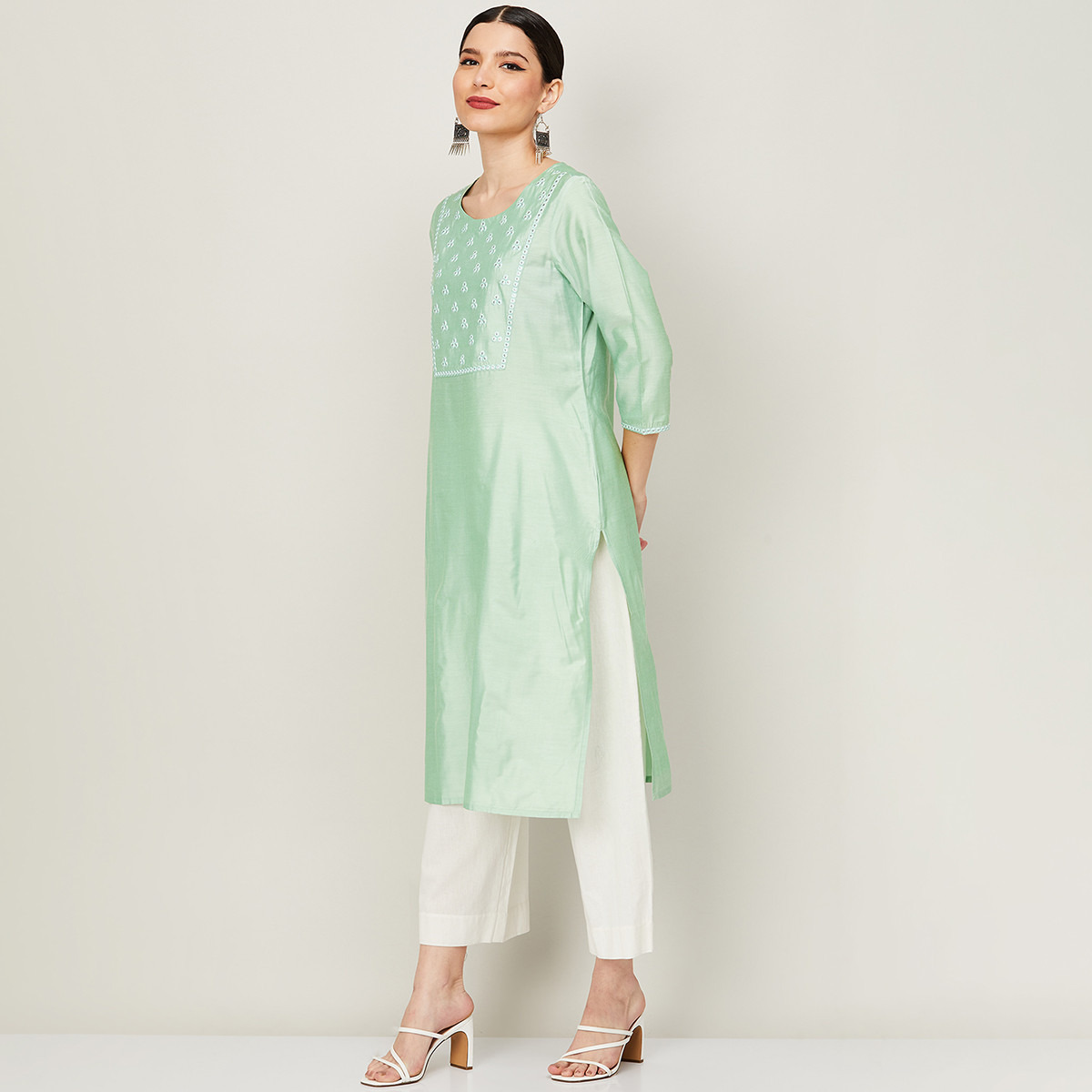 كورتا برقبة دائرية مطرزة باللون الوردي مع عمل المرايا للنساء من ميلانج-women-clothing-ethnicwear-kurtas-image-3