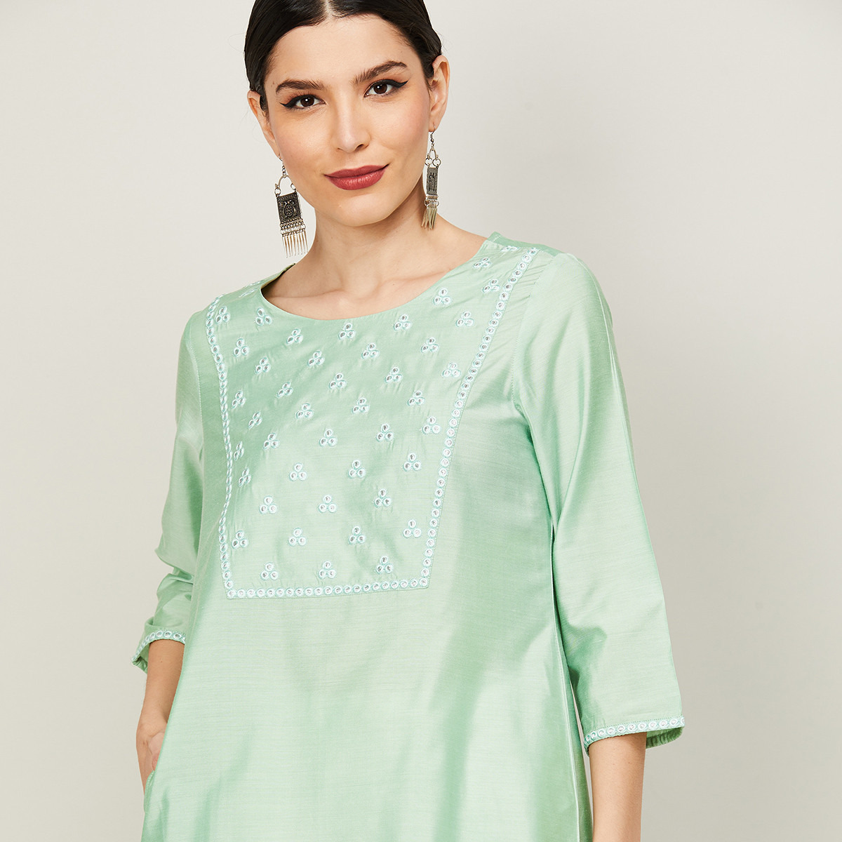 كورتا برقبة دائرية مطرزة باللون الوردي مع عمل المرايا للنساء من ميلانج-women-clothing-ethnicwear-kurtas-image-4