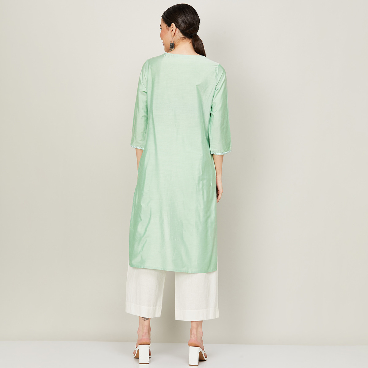 كورتا برقبة دائرية مطرزة باللون الوردي مع عمل المرايا للنساء من ميلانج-women-clothing-ethnicwear-kurtas-image-5