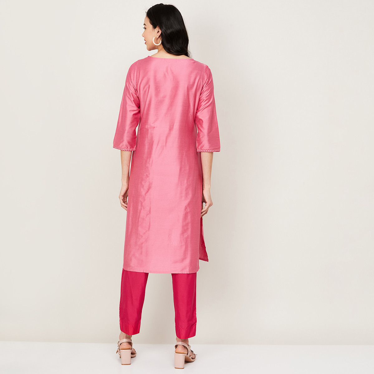 كورتا برقبة دائرية مطرزة باللون الوردي مع عمل المرايا للنساء من ميلانج-women-clothing-ethnicwear-kurtas-image-11