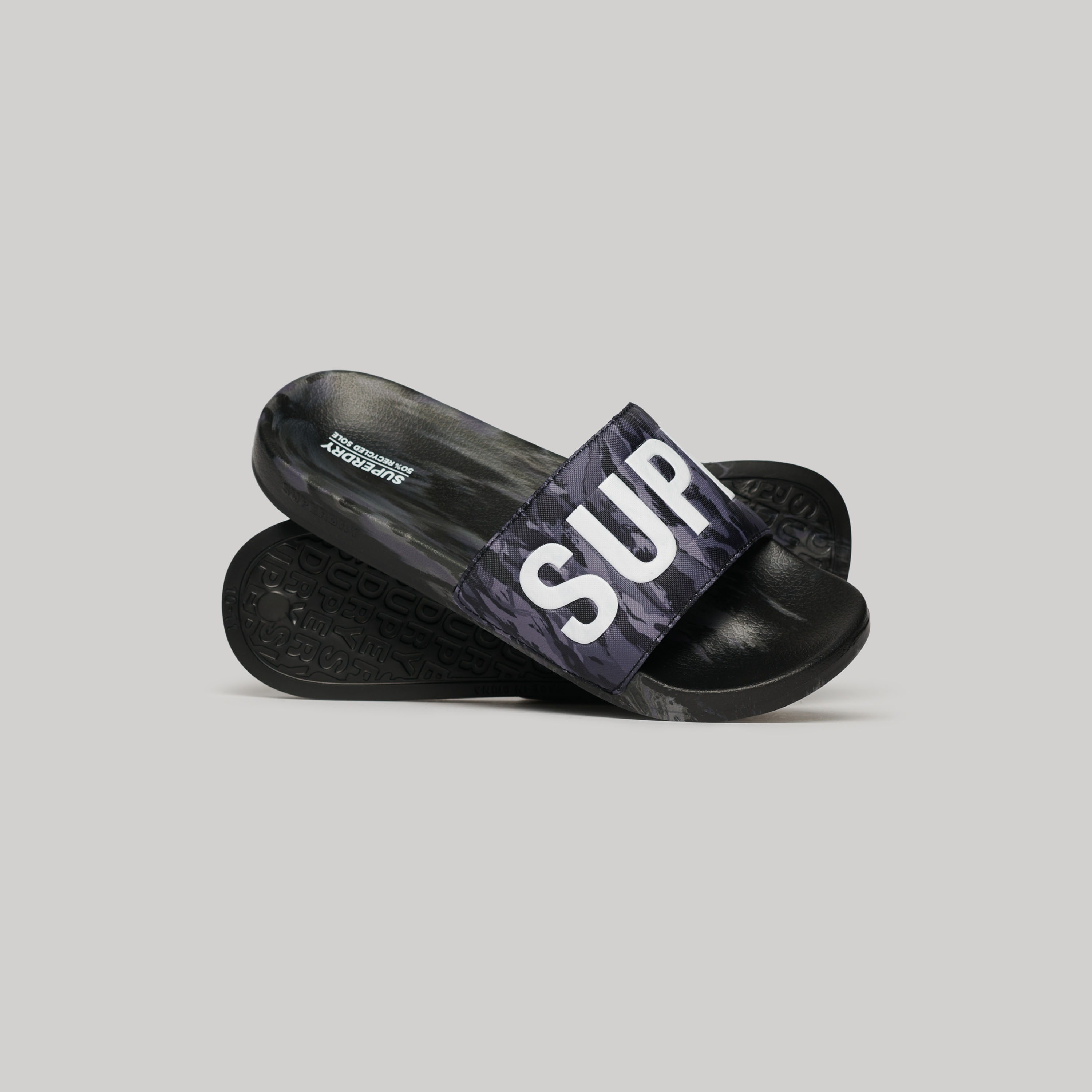 شبشب حمام سباحة مموه بتفاصيل شعار للرجال من سوبر دراي-men-shoes-flipflopsandslides-image-1