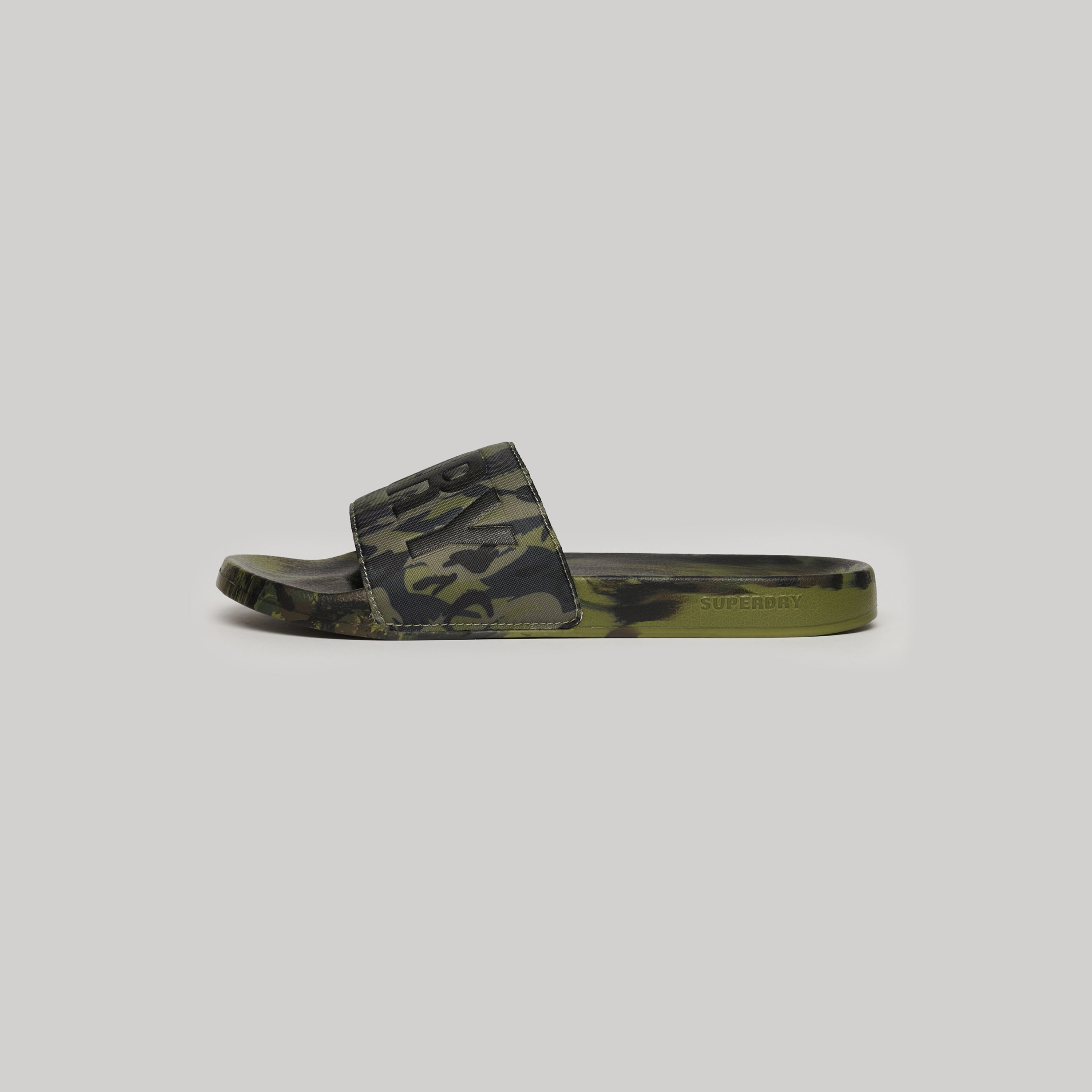شبشب حمام سباحة مموه بتفاصيل شعار للرجال من سوبر دراي-men-shoes-flipflopsandslides-image-10