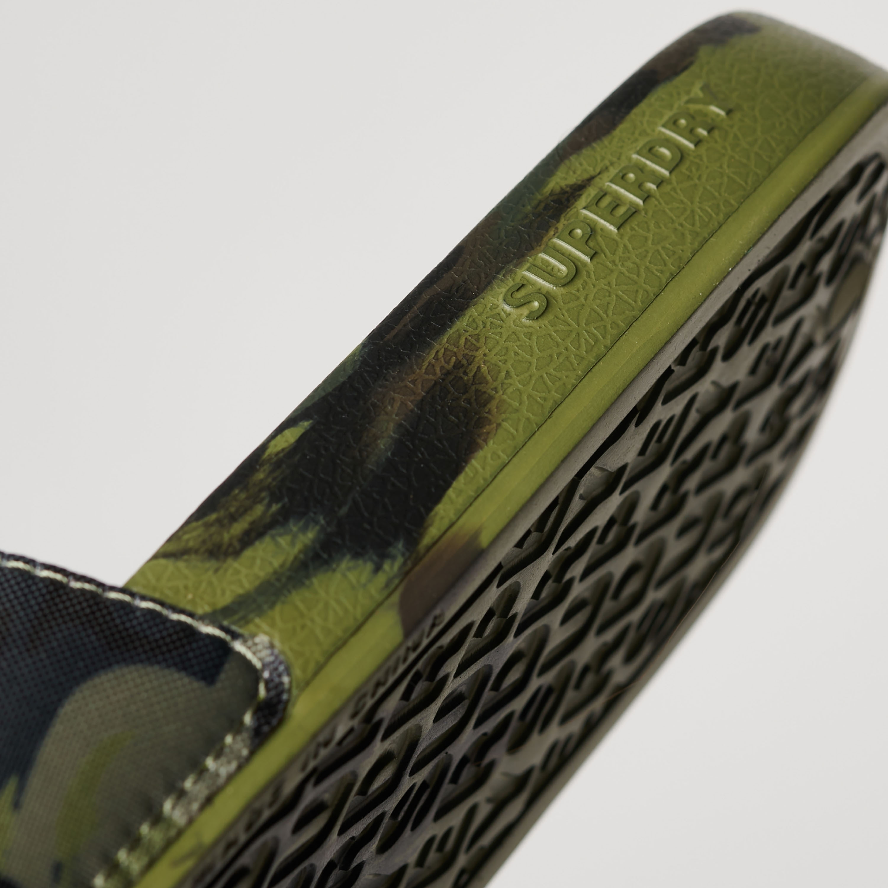 شبشب حمام سباحة مموه بتفاصيل شعار للرجال من سوبر دراي-men-shoes-flipflopsandslides-image-12