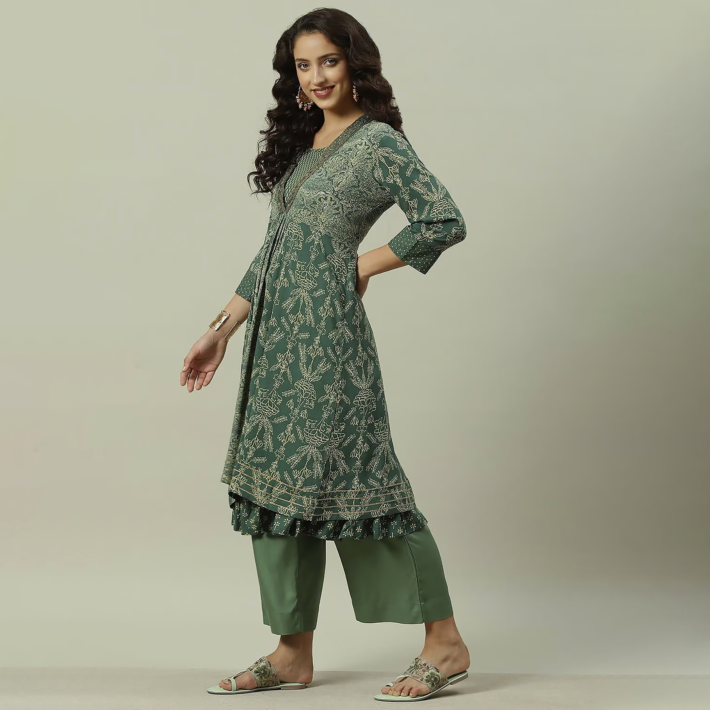 كورتا مستقيمة برقبة دائرية مطبوعة مع مزين بسكوينس وخرز من بيبا-women-clothing-ethnicwear-kurtas-image-2
