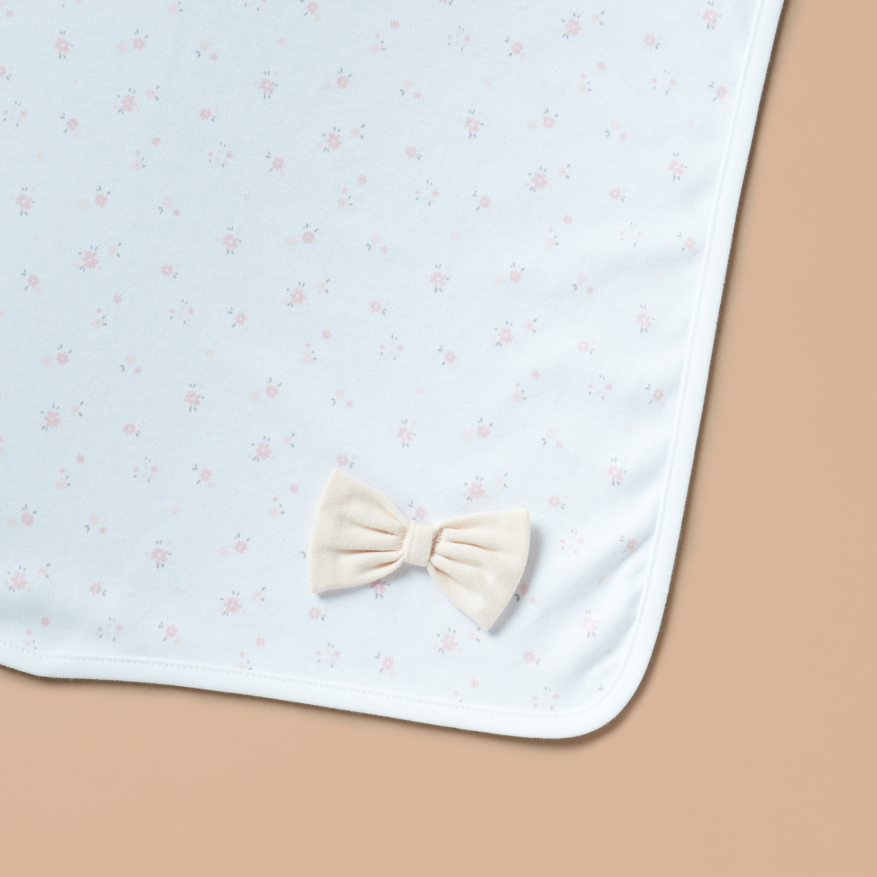 بطانية لحديثي الولادة بفيونكة وطبعات زهرية من جونيورز - 70x70 سم.-baby-nursery-blanketsandswaddles-receivingblankets-image-2