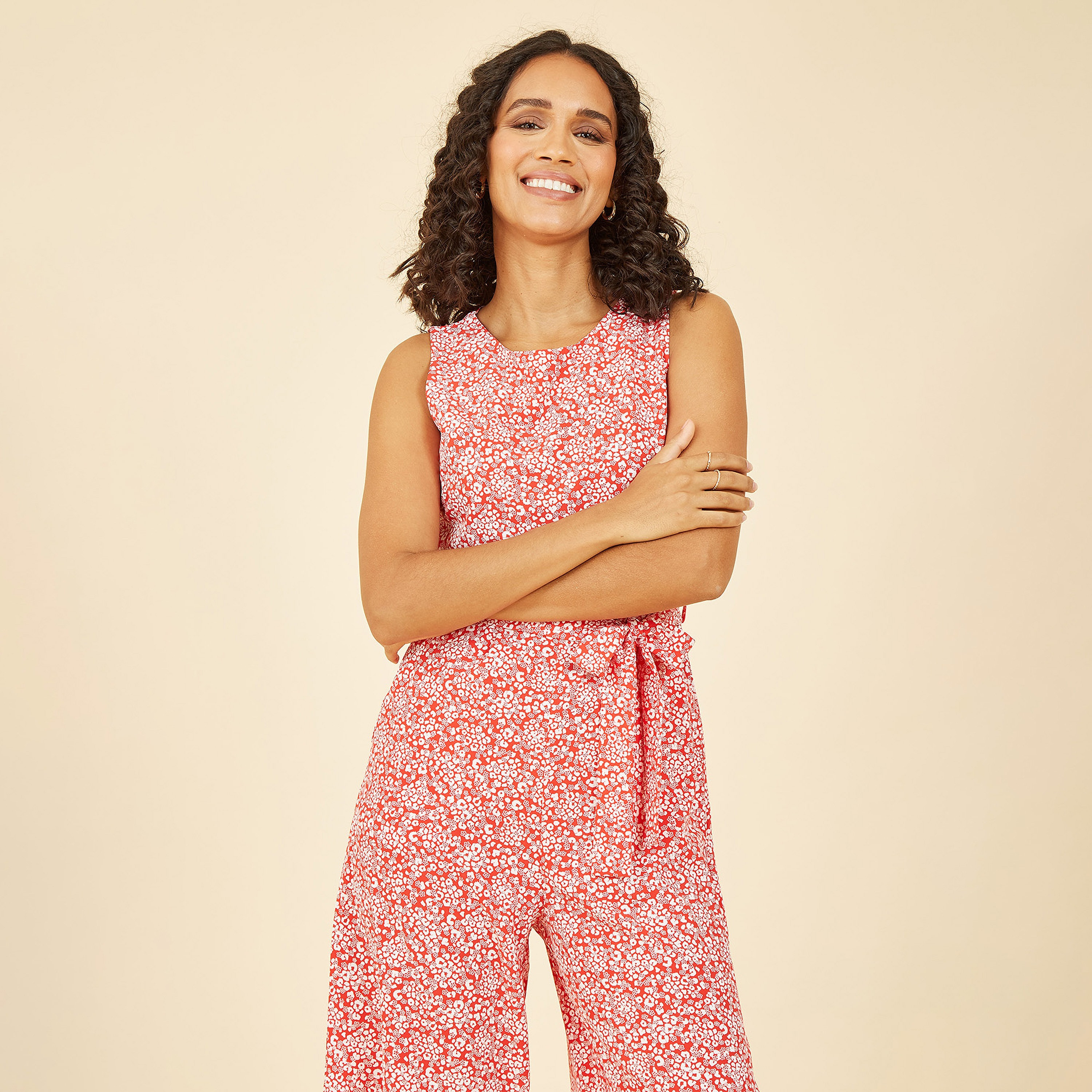 جمبسوت نسائي بطبعة زهور صغيرة حمراء اللون من ميلا لندن-women-clothing-jumpsuits-image-4