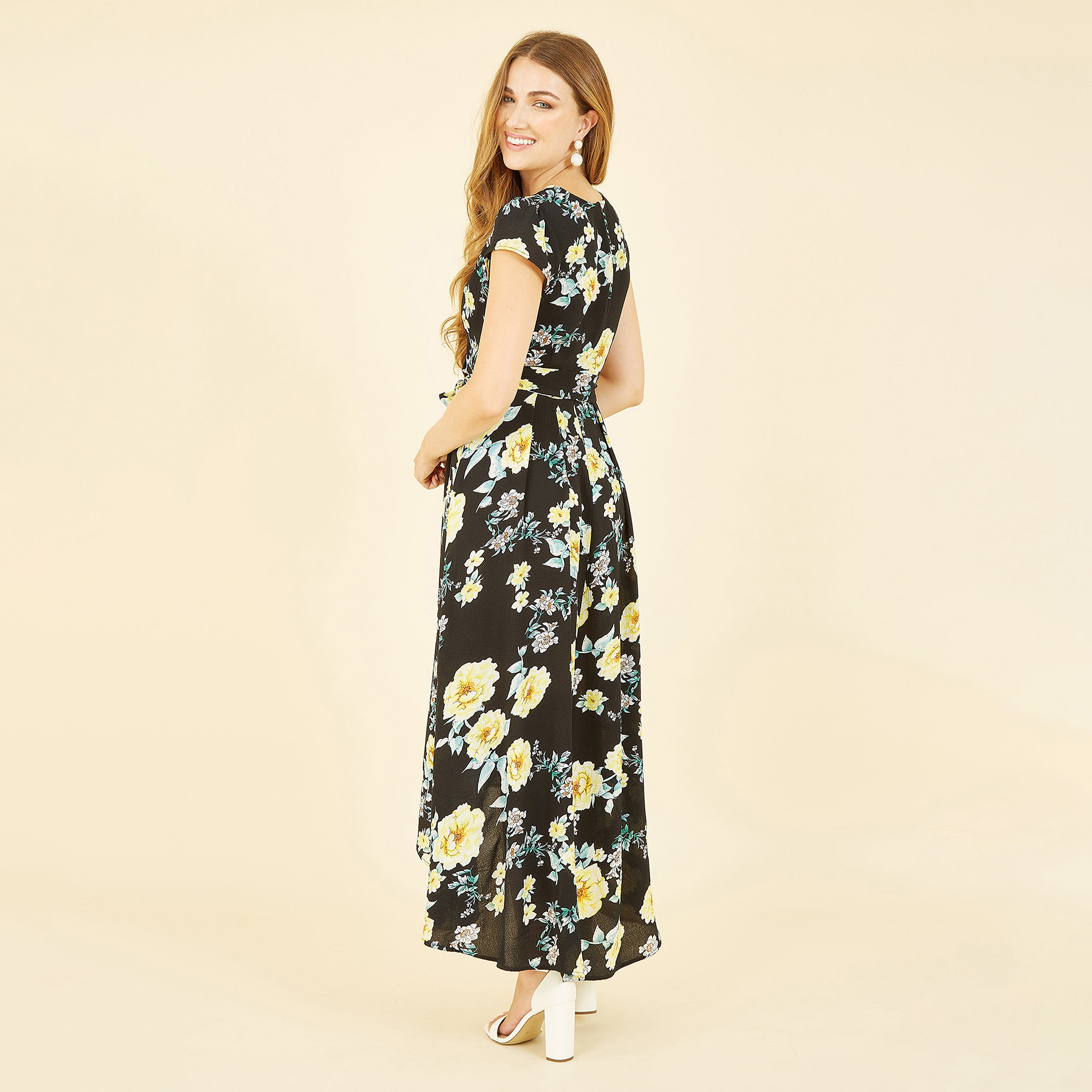 فستان نسائي متوسط الطول بطبعة زهور باللون الأسود وحاشية منخفضة من ميلا لندن-women-clothing-dresses-image-2