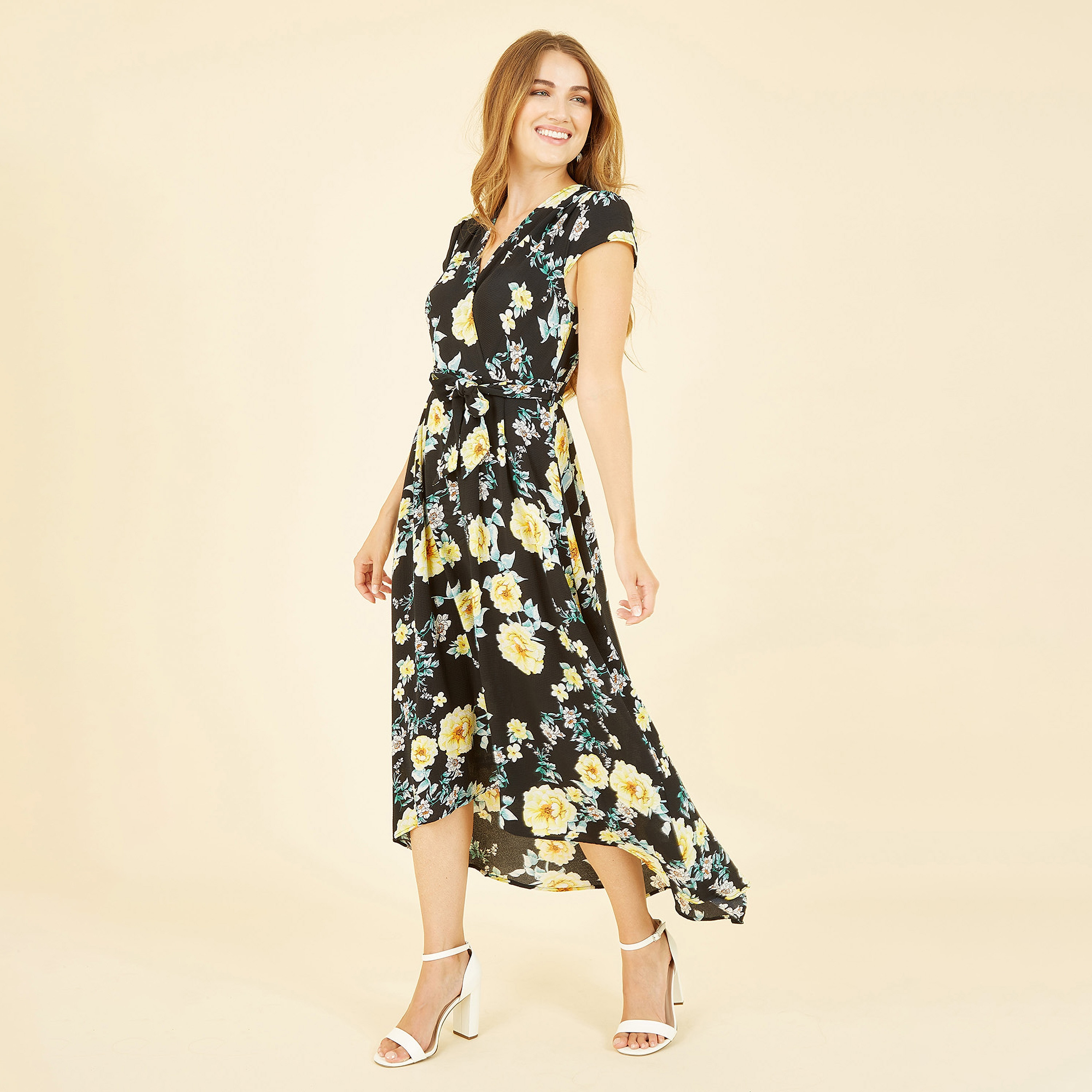 فستان نسائي متوسط الطول بطبعة زهور باللون الأسود وحاشية منخفضة من ميلا لندن-women-clothing-dresses-image-3