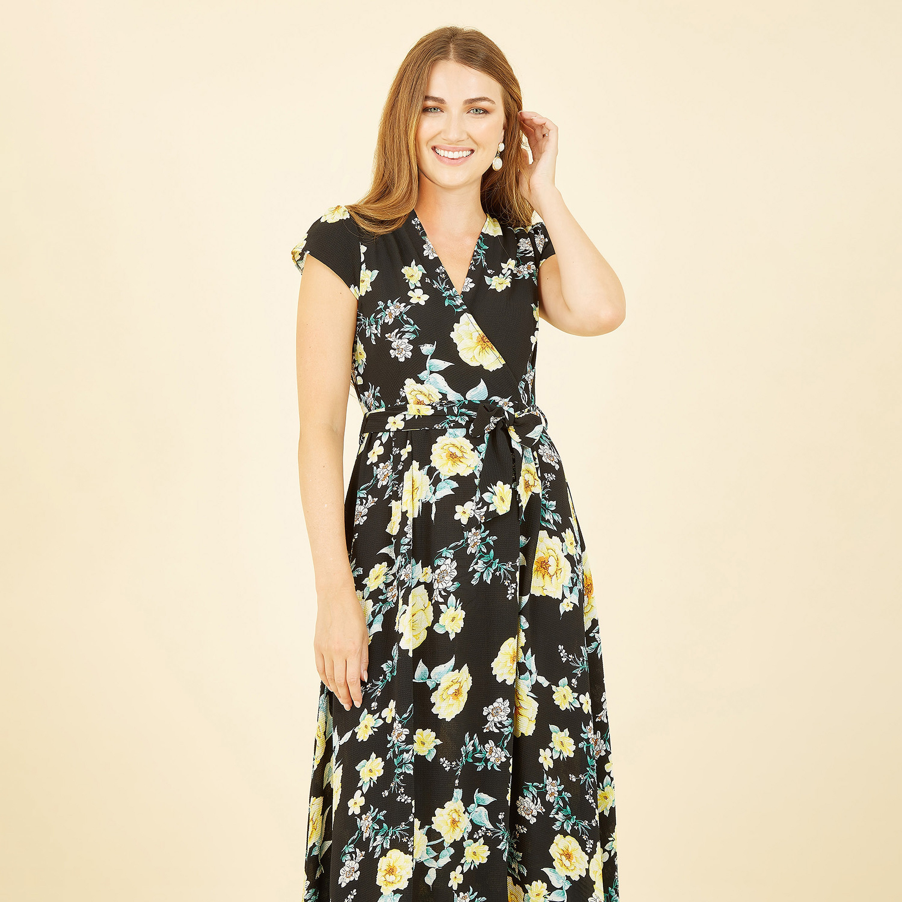 فستان نسائي متوسط الطول بطبعة زهور باللون الأسود وحاشية منخفضة من ميلا لندن-women-clothing-dresses-image-4