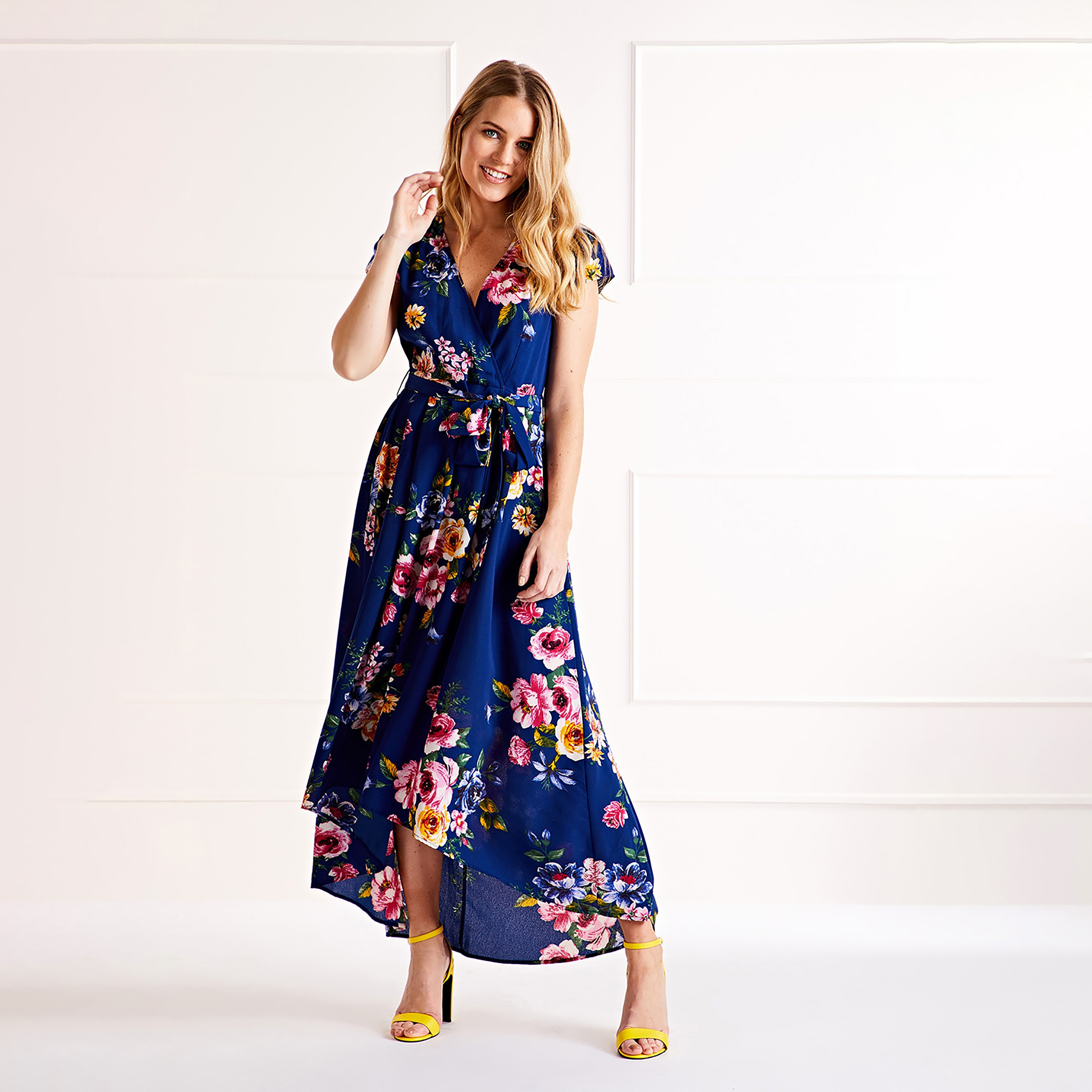 فستان ماكسي نسائي بتصميم ملفوف مزين بالزهور وحاشية منخفضة من ميلا لندن-women-clothing-dresses-image-1