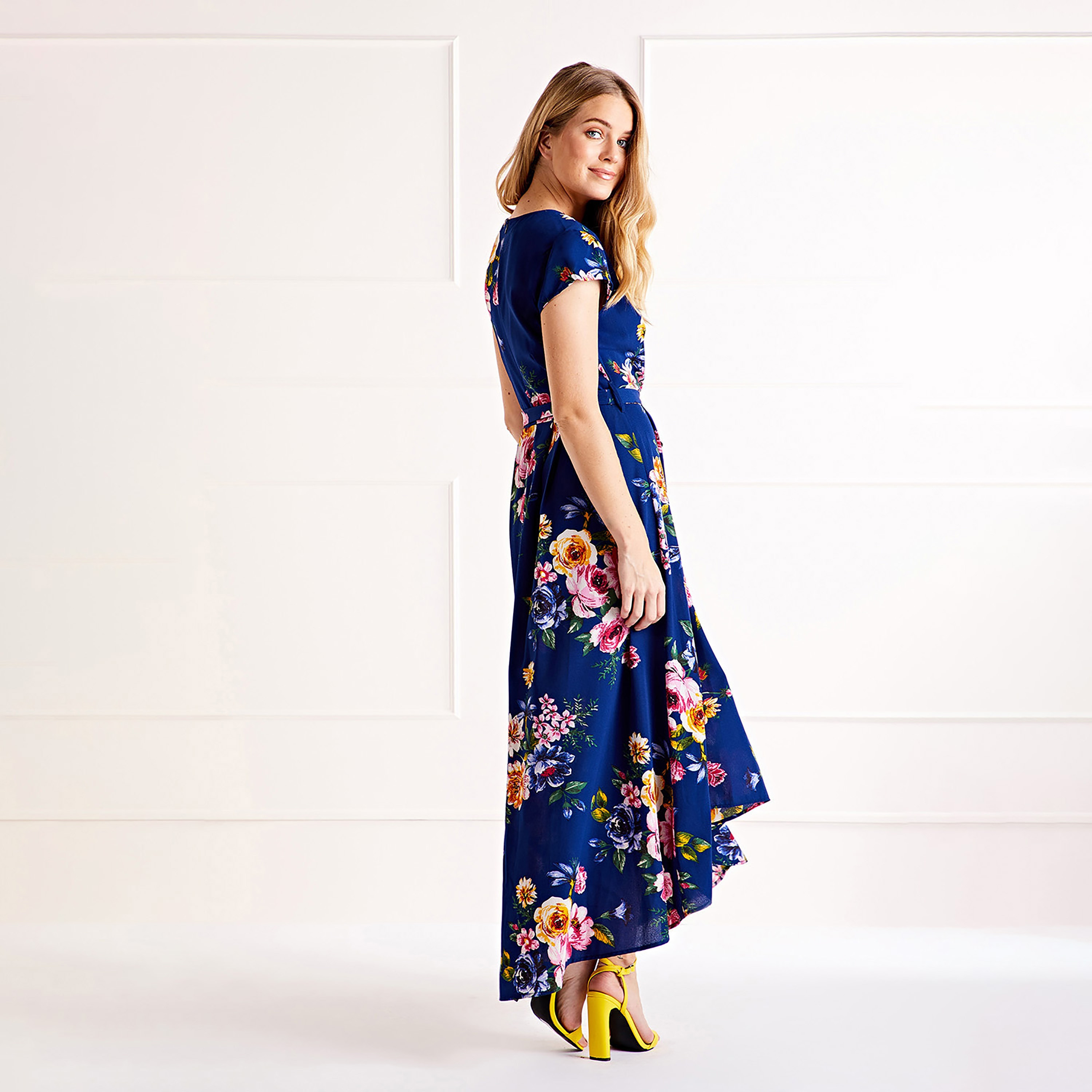 فستان ماكسي نسائي بتصميم ملفوف مزين بالزهور وحاشية منخفضة من ميلا لندن-women-clothing-dresses-image-2