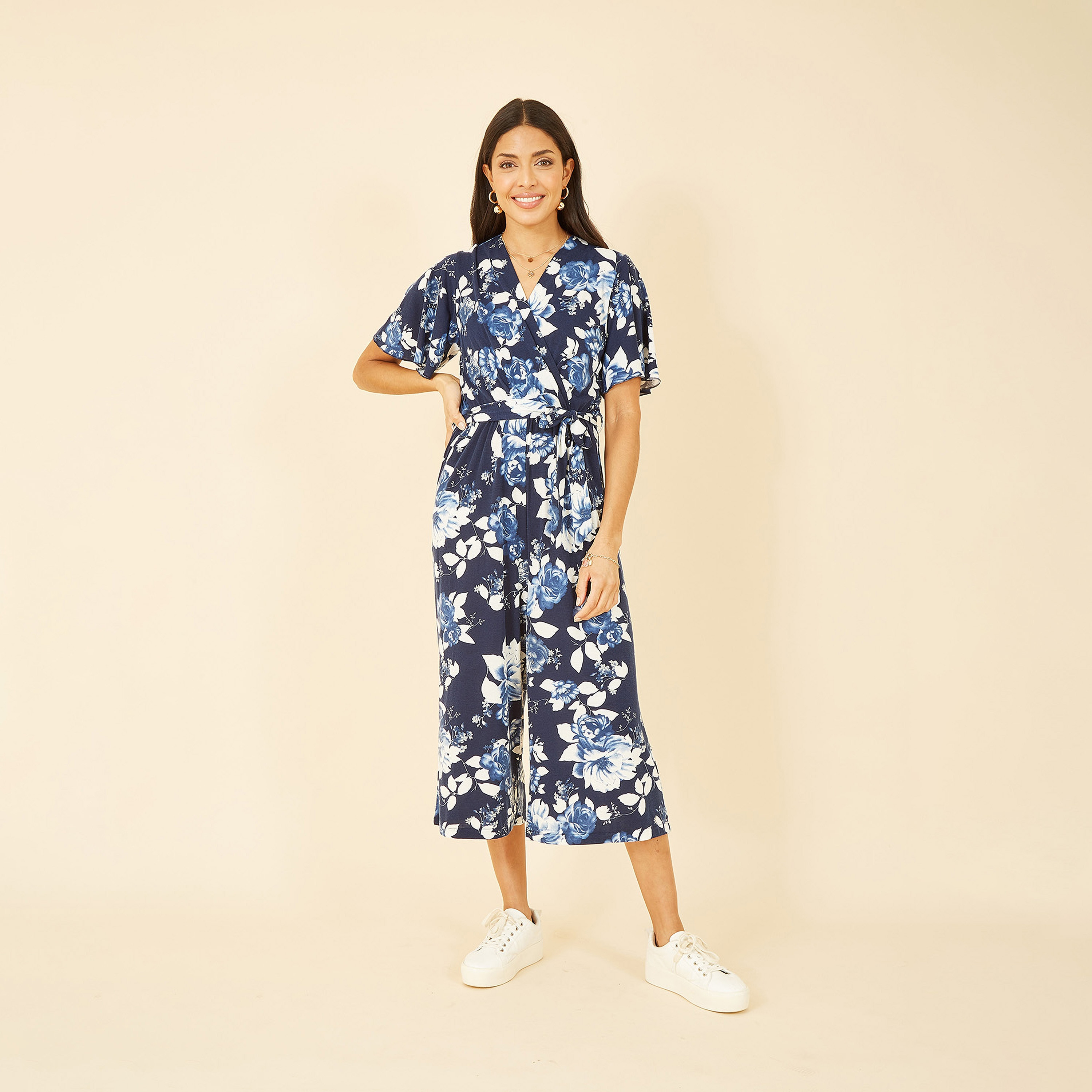 جمبسوت نسائي بطبعة وردة باللون الأزرق الداكن بأكمام ملائكية من ميلا لندن-women-clothing-jumpsuits-image-1