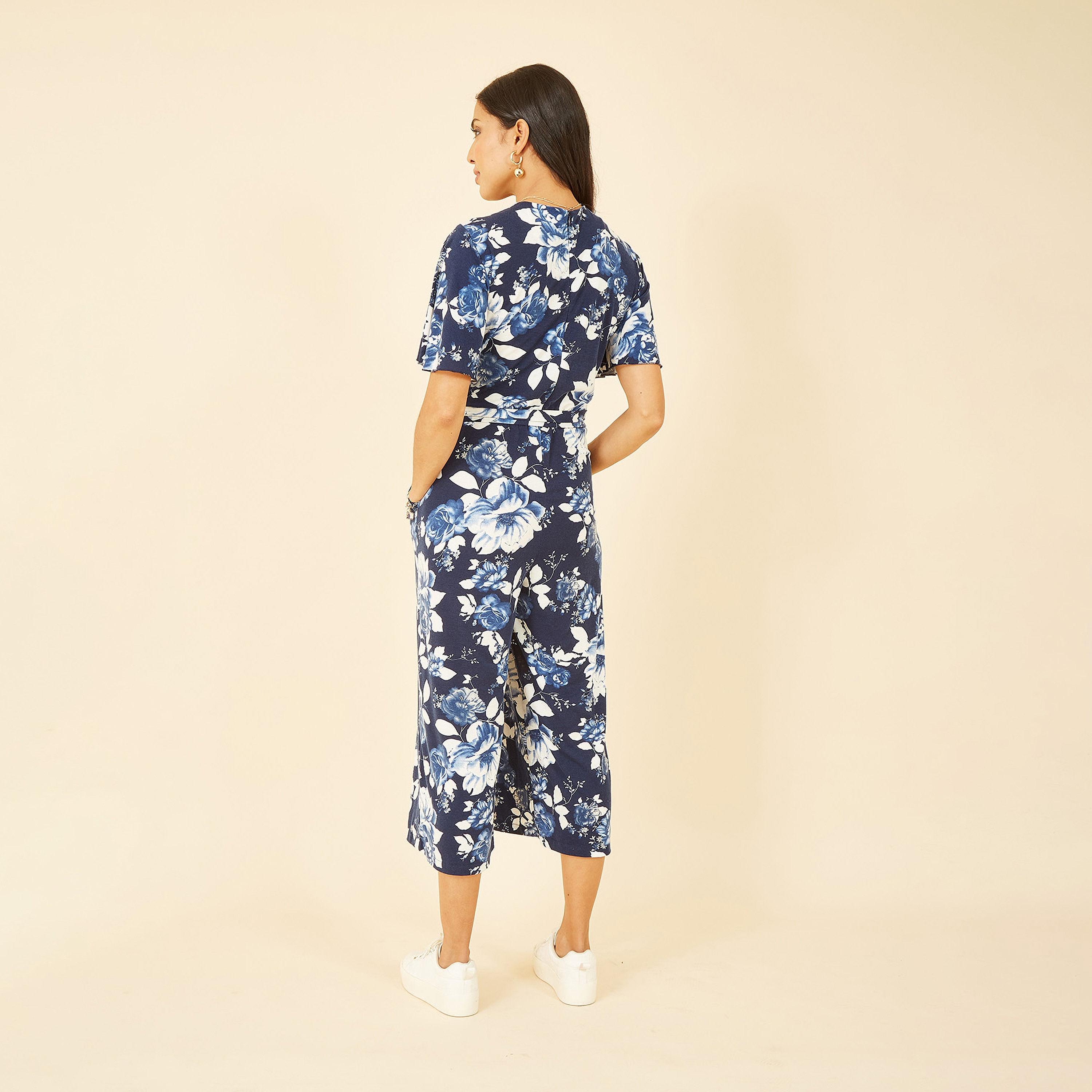 جمبسوت نسائي بطبعة وردة باللون الأزرق الداكن بأكمام ملائكية من ميلا لندن-women-clothing-jumpsuits-image-2