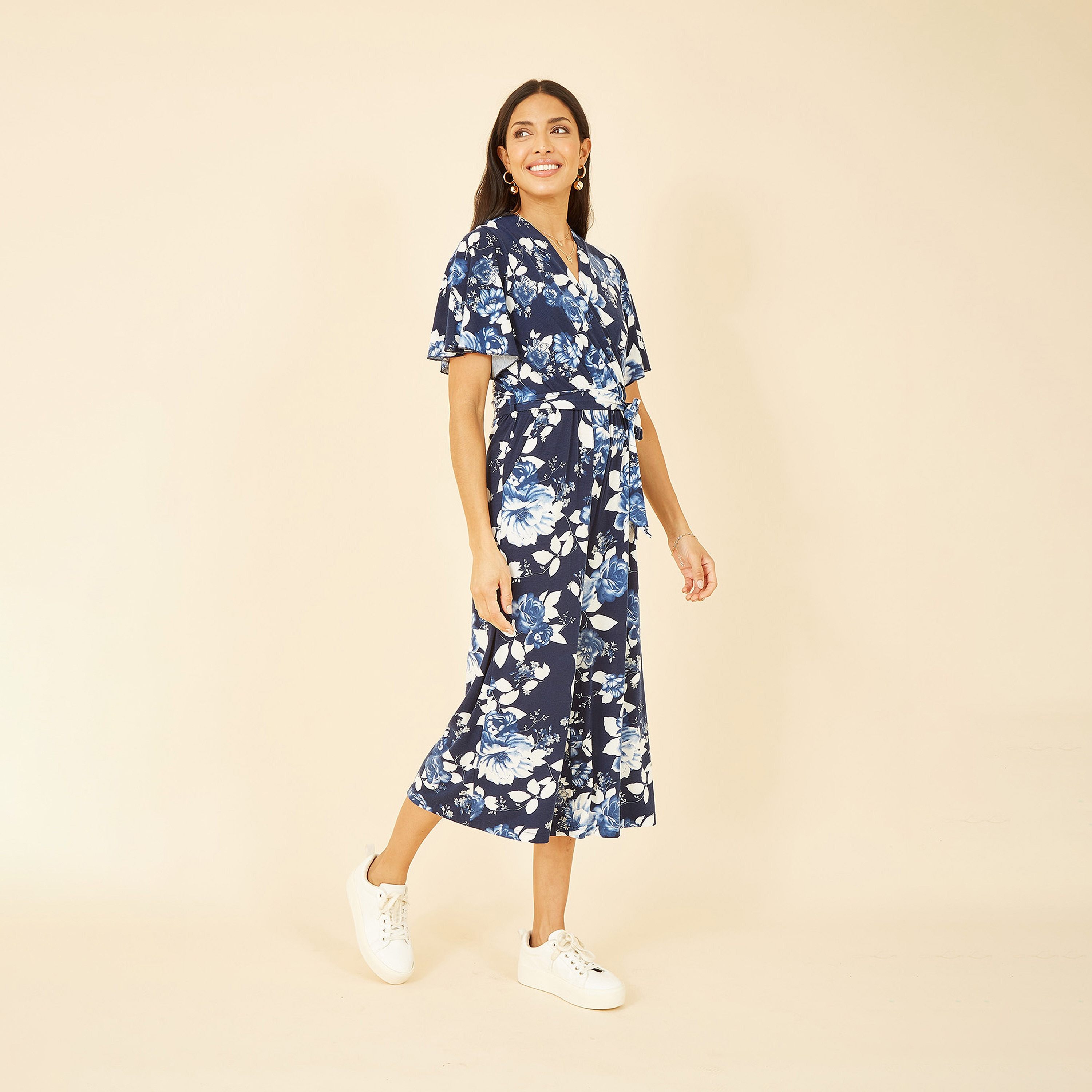 جمبسوت نسائي بطبعة وردة باللون الأزرق الداكن بأكمام ملائكية من ميلا لندن-women-clothing-jumpsuits-image-3