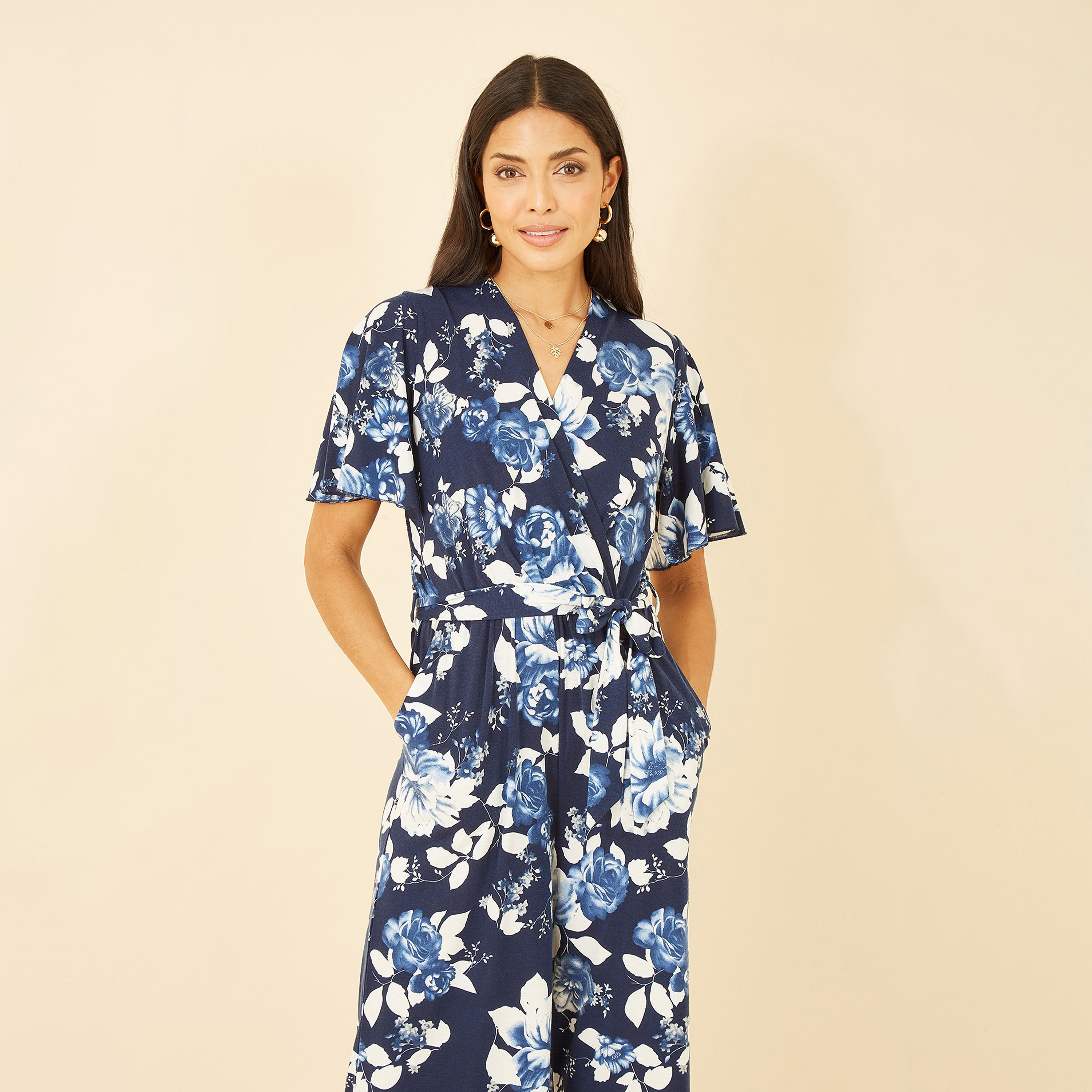 جمبسوت نسائي بطبعة وردة باللون الأزرق الداكن بأكمام ملائكية من ميلا لندن-women-clothing-jumpsuits-image-4