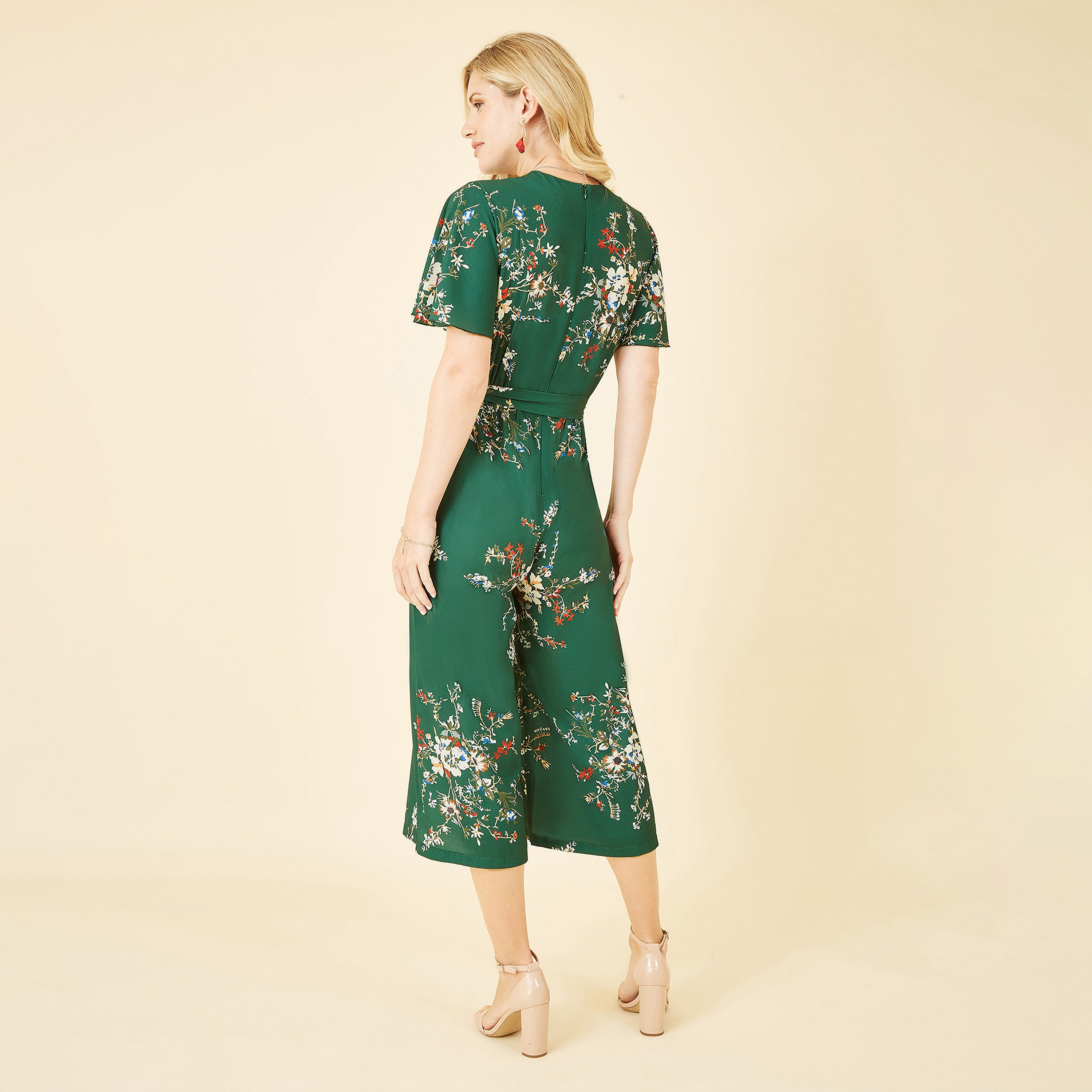 جمبسوت نسائي بطبعة زهور باللون الأخضر بأكمام ملائكية من ميلا لندن-women-clothing-jumpsuits-image-2