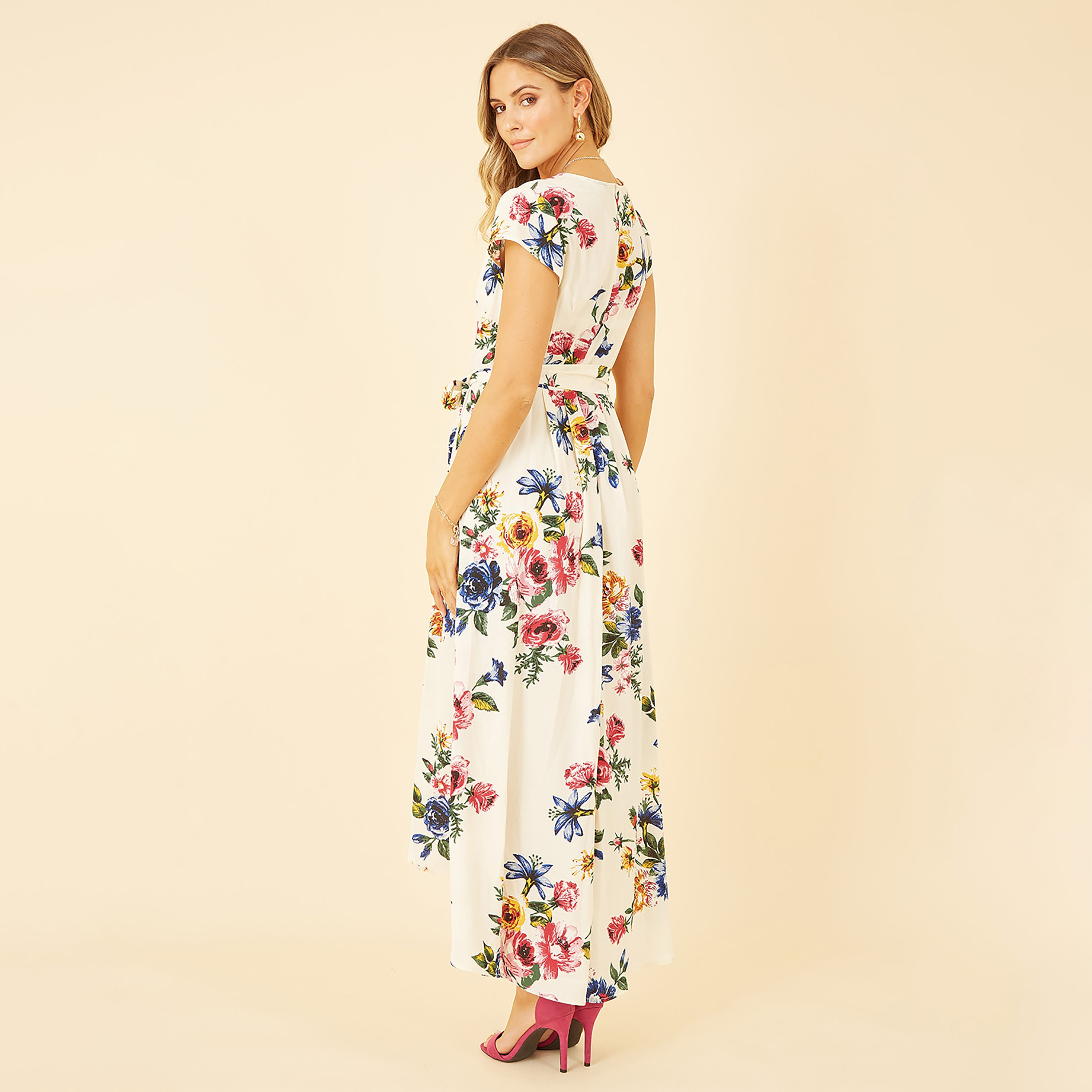 فستان نسائي متوسط الطول بلون العاج مع حافة ملفوفة وزهور من ميلا لندن-women-clothing-dresses-image-2