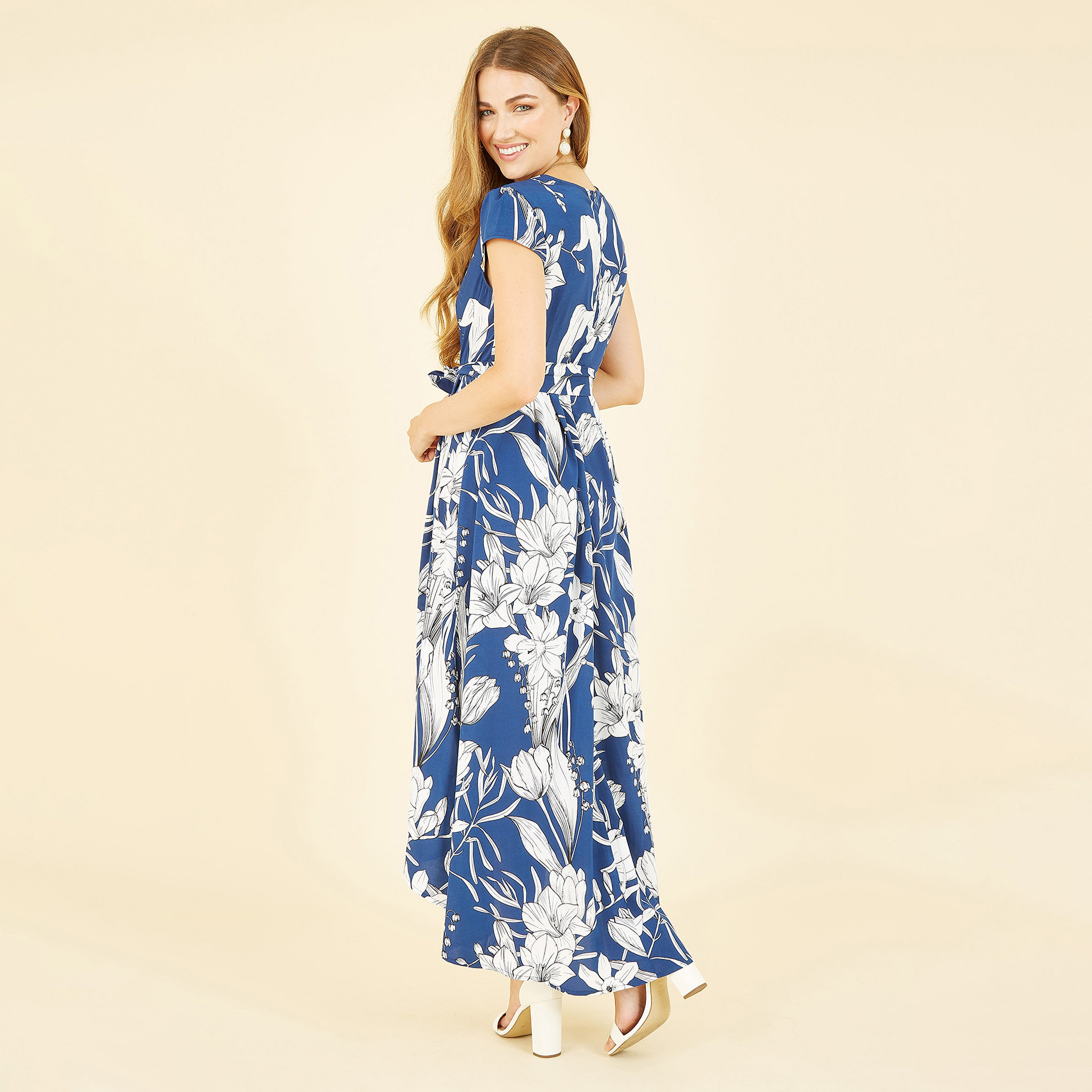 فستان نسائي متوسط الطول بطبعة أوراق الشجر البحرية مع حافة مائلة من ميلا لندن-women-clothing-dresses-image-2