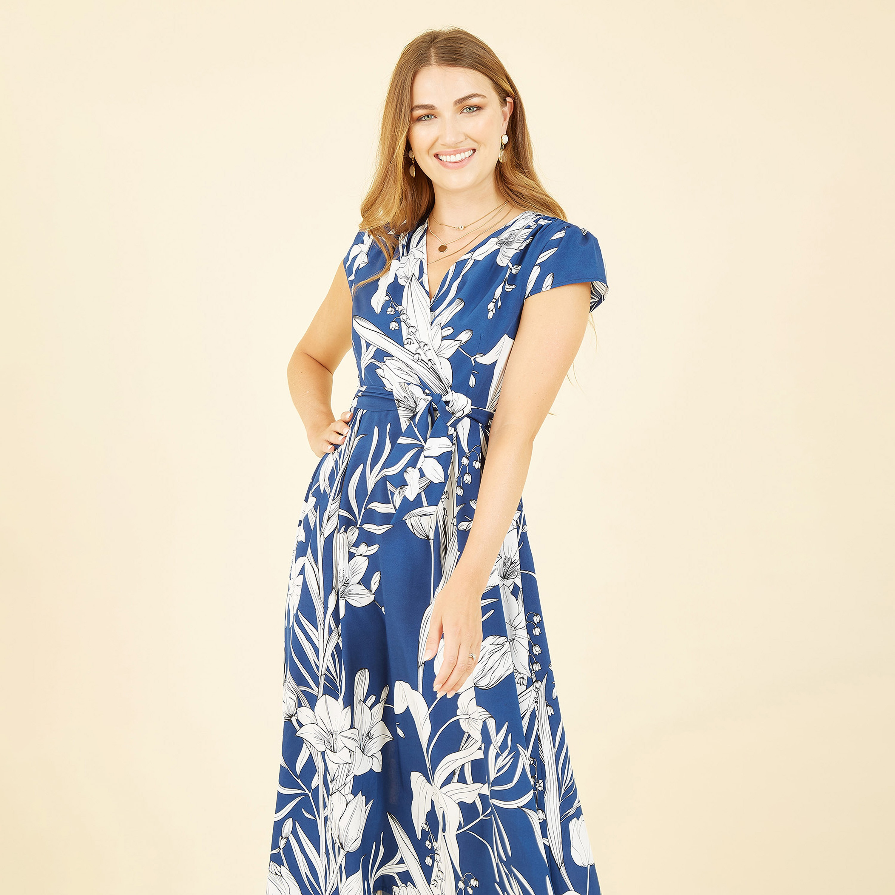 فستان نسائي متوسط الطول بطبعة أوراق الشجر البحرية مع حافة مائلة من ميلا لندن-women-clothing-dresses-image-4