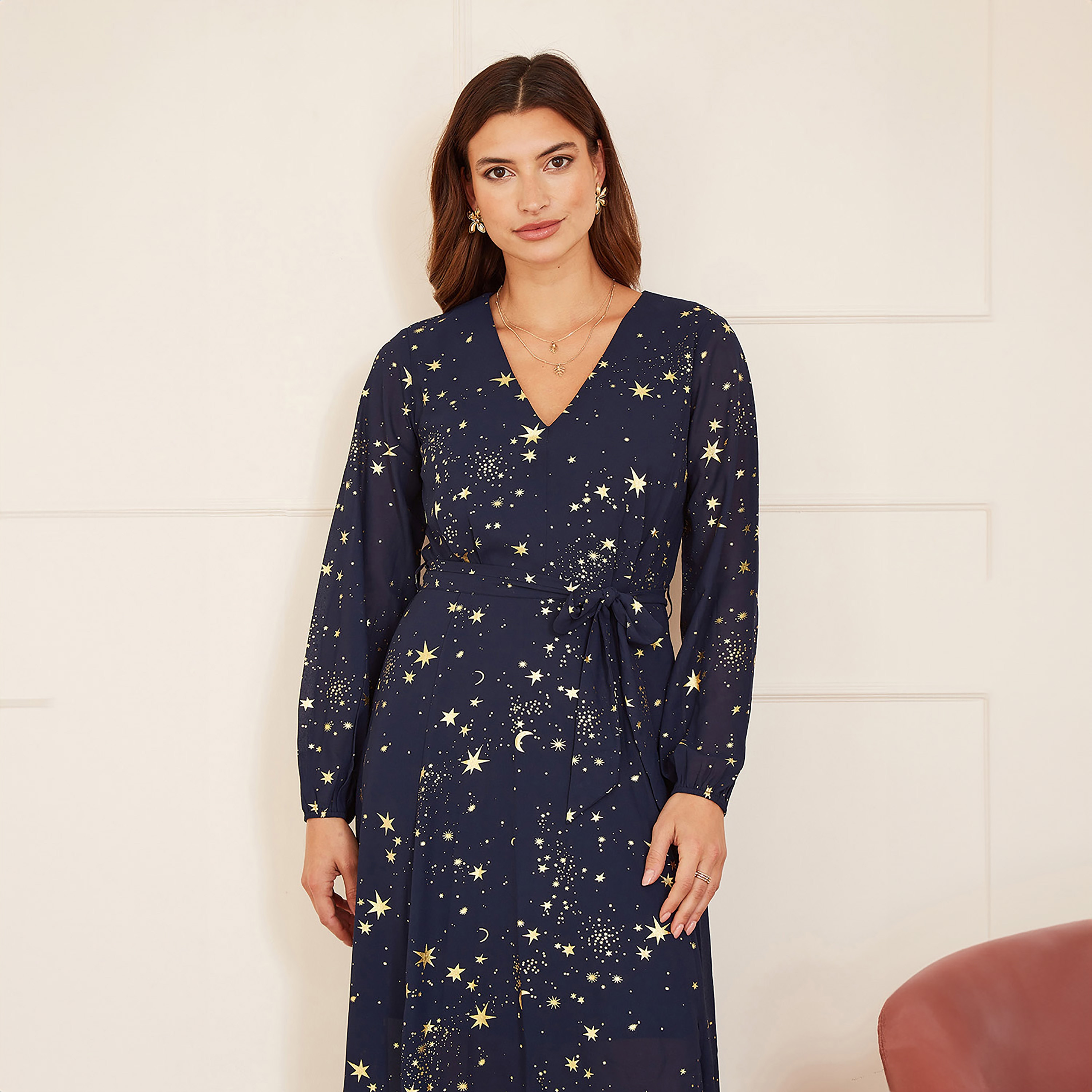 فستان نسائي متوسط الطول بأكمام طويلة وطبعة نجوم باللون الأزرق الداكن من ميلا لندن-women-clothing-dresses-image-4