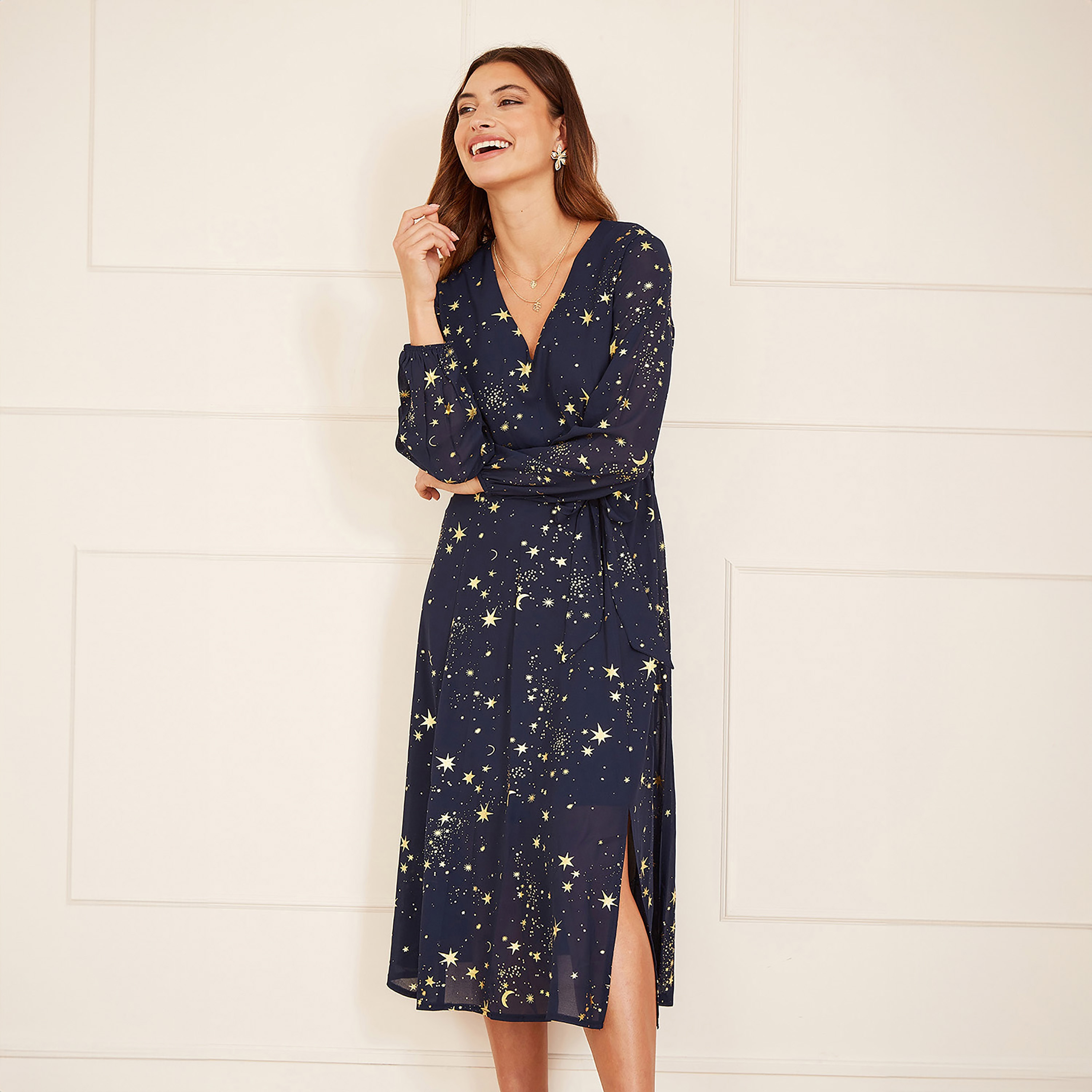 فستان نسائي متوسط الطول بأكمام طويلة وطبعة نجوم باللون الأزرق الداكن من ميلا لندن-women-clothing-dresses-image-5