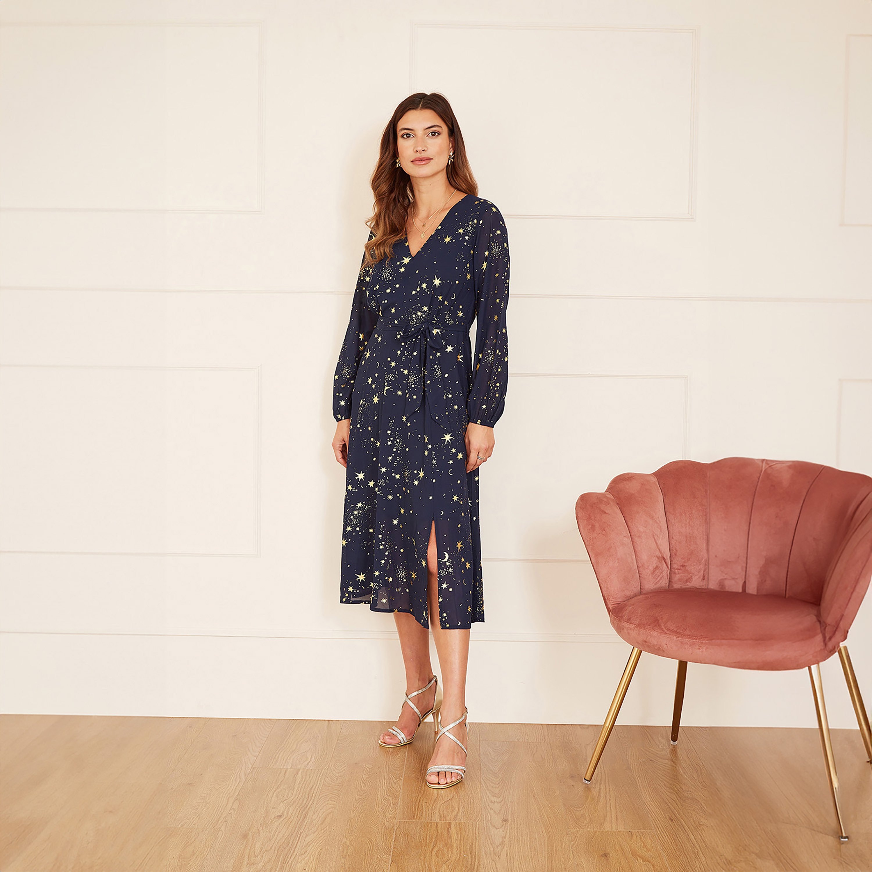 فستان نسائي متوسط الطول بأكمام طويلة وطبعة نجوم باللون الأزرق الداكن من ميلا لندن-women-clothing-dresses-image-6