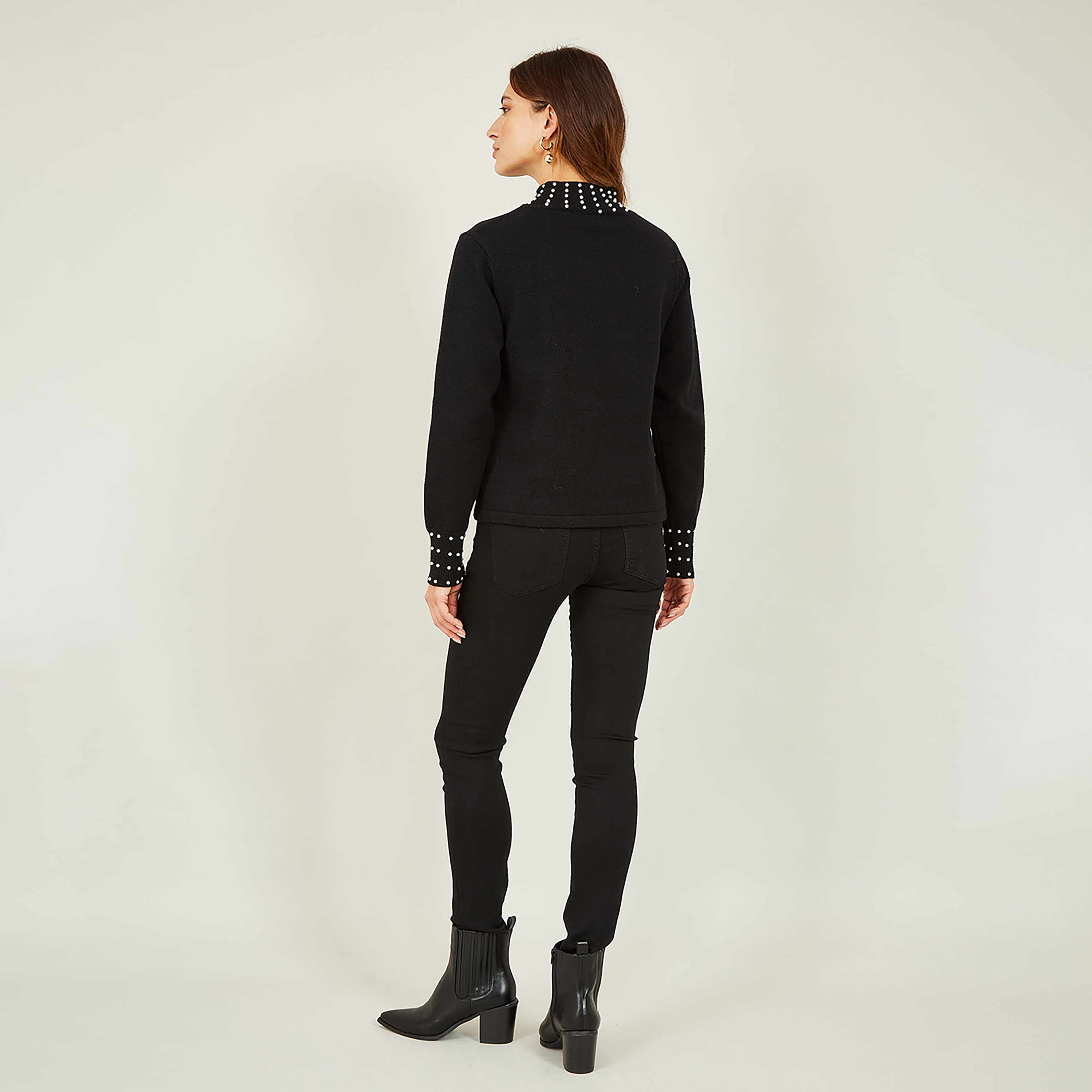 جامبر نسائي برقبة عالية مزين باللؤلؤ باللون الأسود من ميلا لندن-women-winterwear-cardigansandjumpers-jumpers-image-3