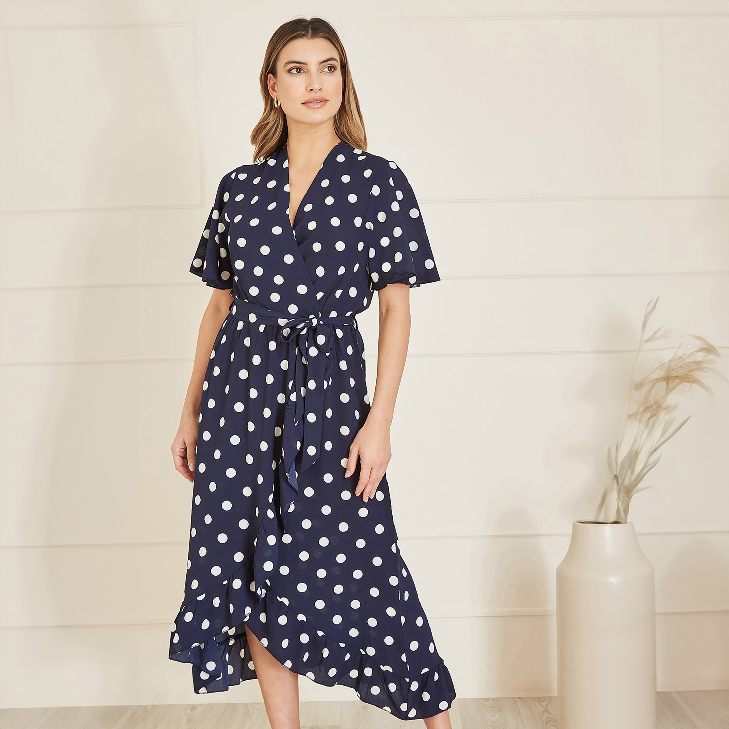 فستان نسائي متوسط الطول بطبعة نقاط باللون الأزرق الداكن مع تفاصيل كشكشة من ميلا لندن-women-clothing-dresses-image-1