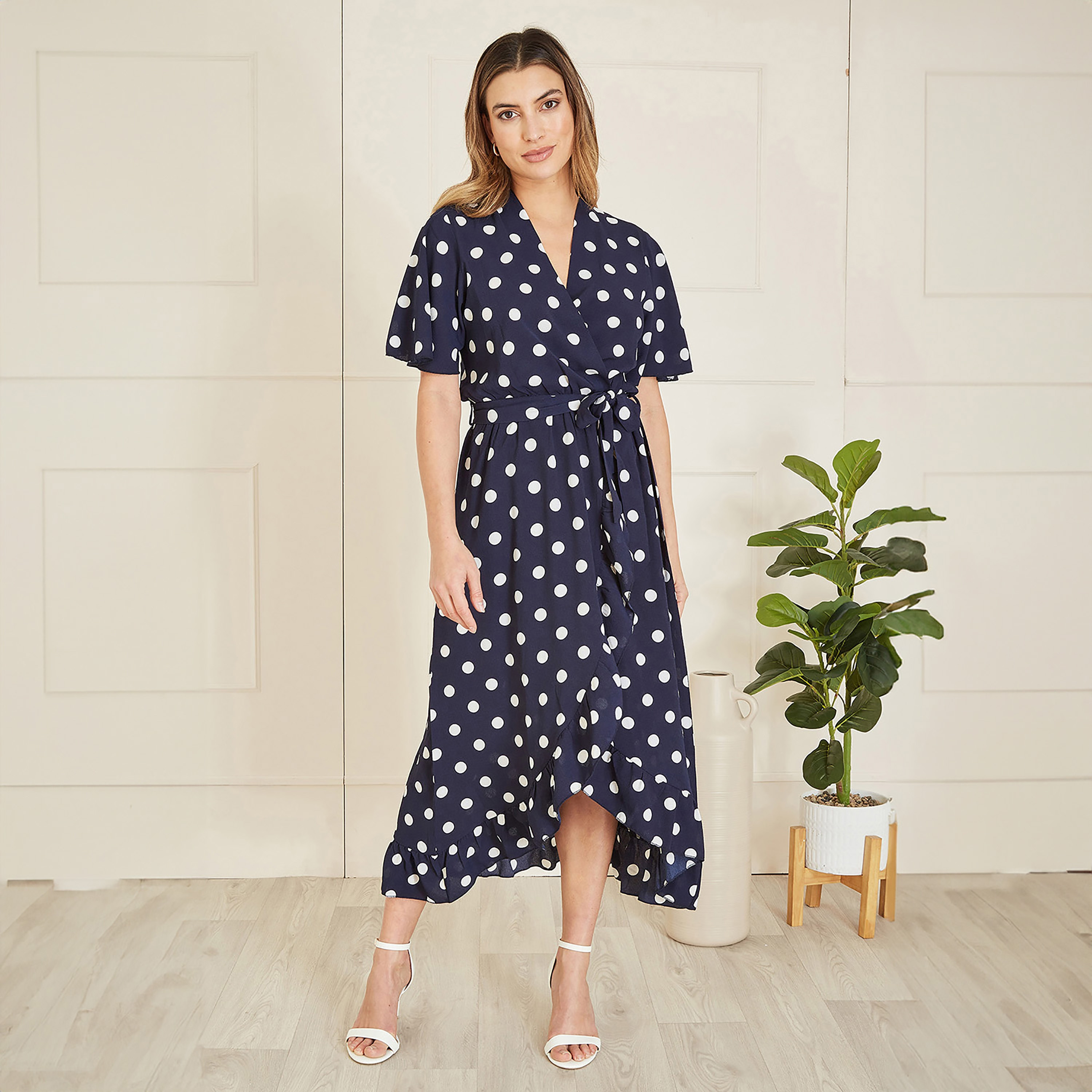 فستان نسائي متوسط الطول بطبعة نقاط باللون الأزرق الداكن مع تفاصيل كشكشة من ميلا لندن-women-clothing-dresses-image-3