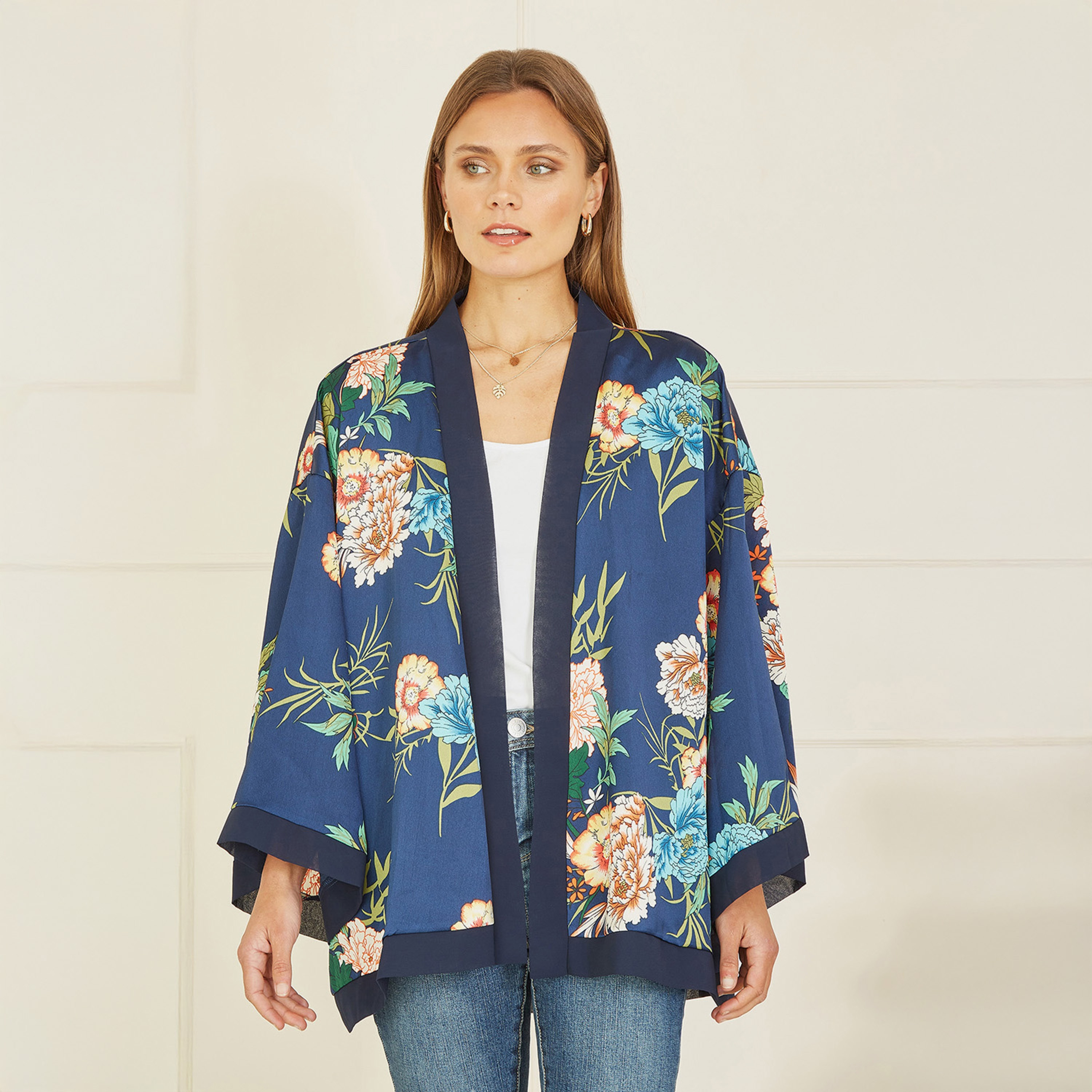 كيمونو نسائي من الساتان بطبعة زهور باللون الأزرق الداكن من ميلا لندن-women-clothing-shirtsandblouses-blouses-image-1