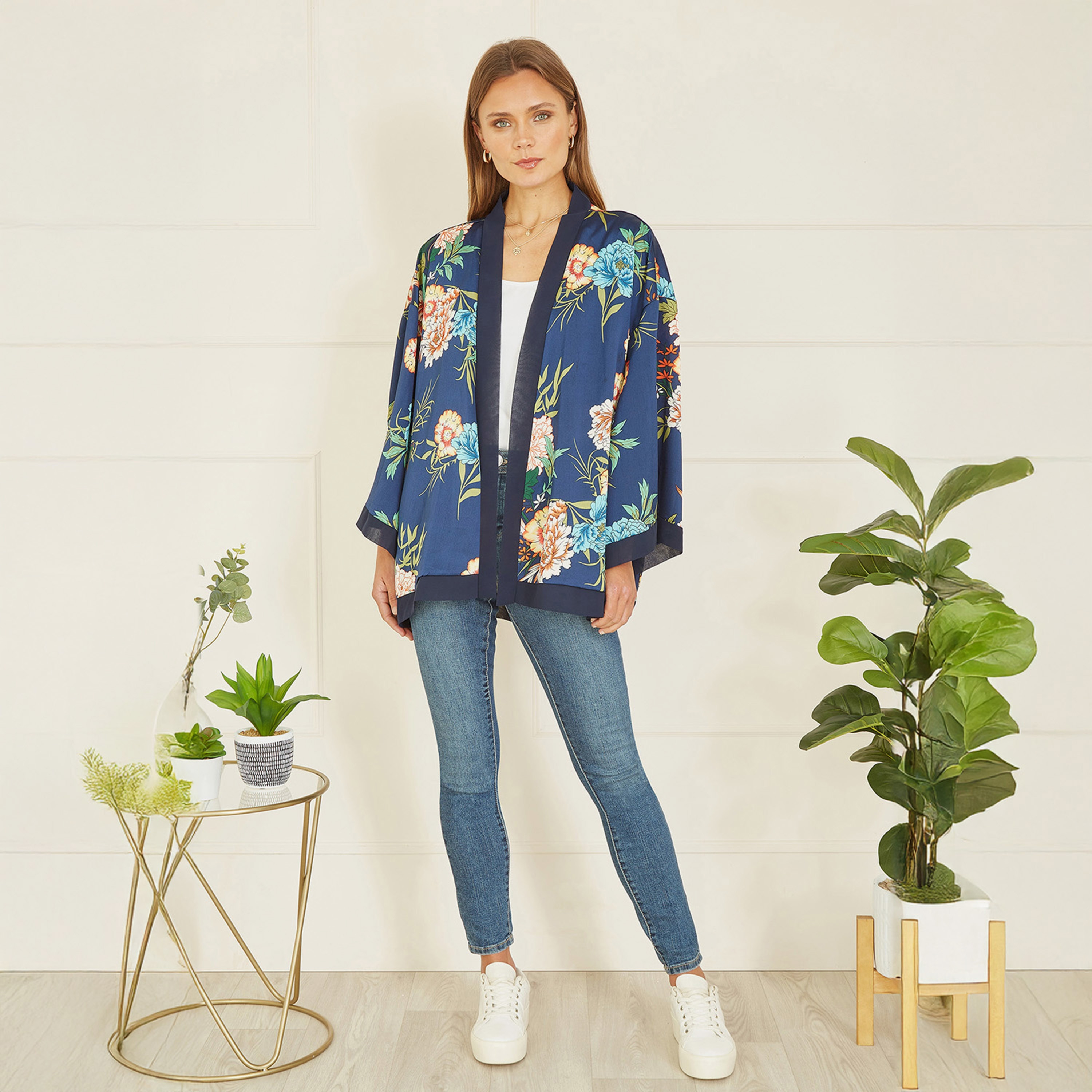 كيمونو نسائي من الساتان بطبعة زهور باللون الأزرق الداكن من ميلا لندن-women-clothing-shirtsandblouses-blouses-image-2