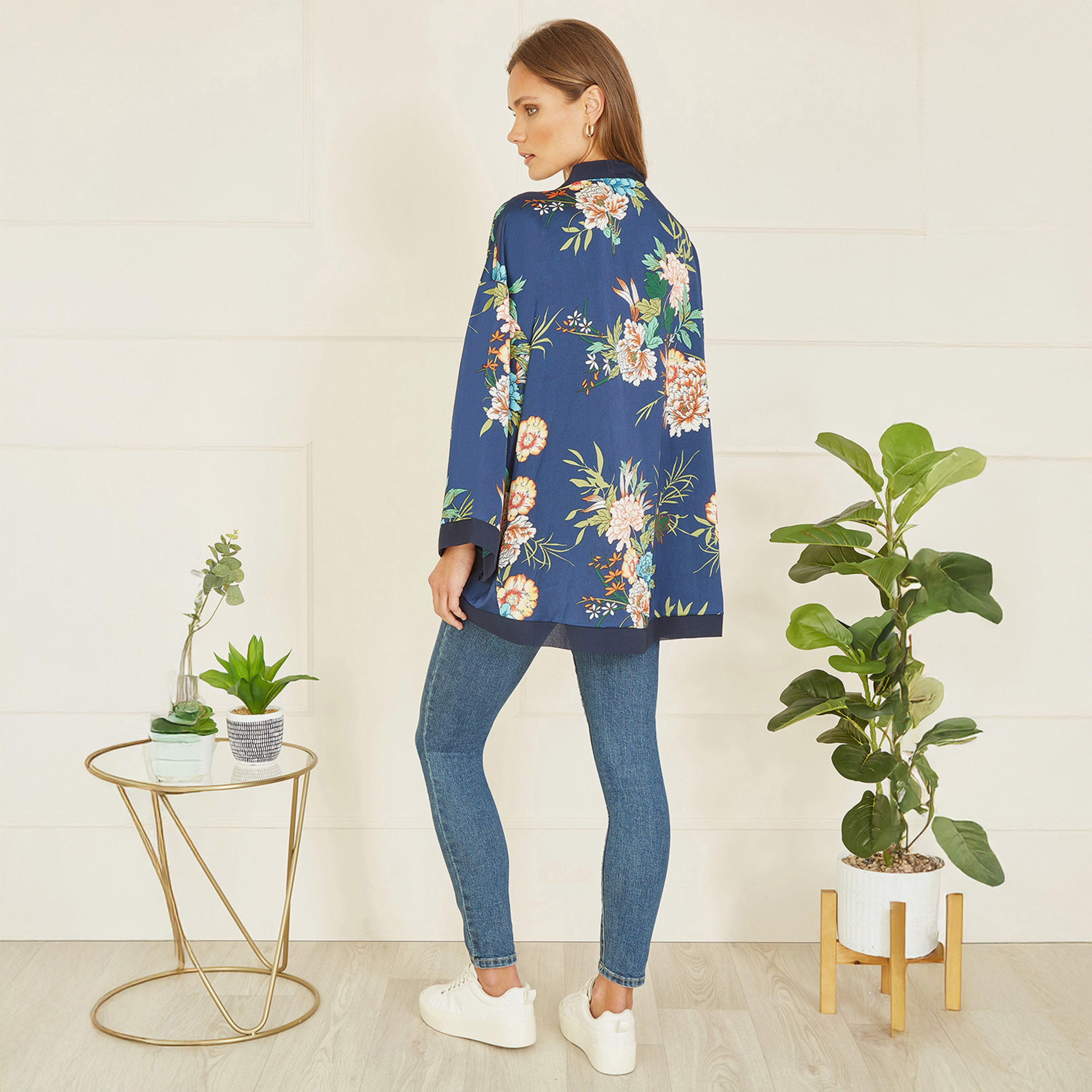 كيمونو نسائي من الساتان بطبعة زهور باللون الأزرق الداكن من ميلا لندن-women-clothing-shirtsandblouses-blouses-image-3