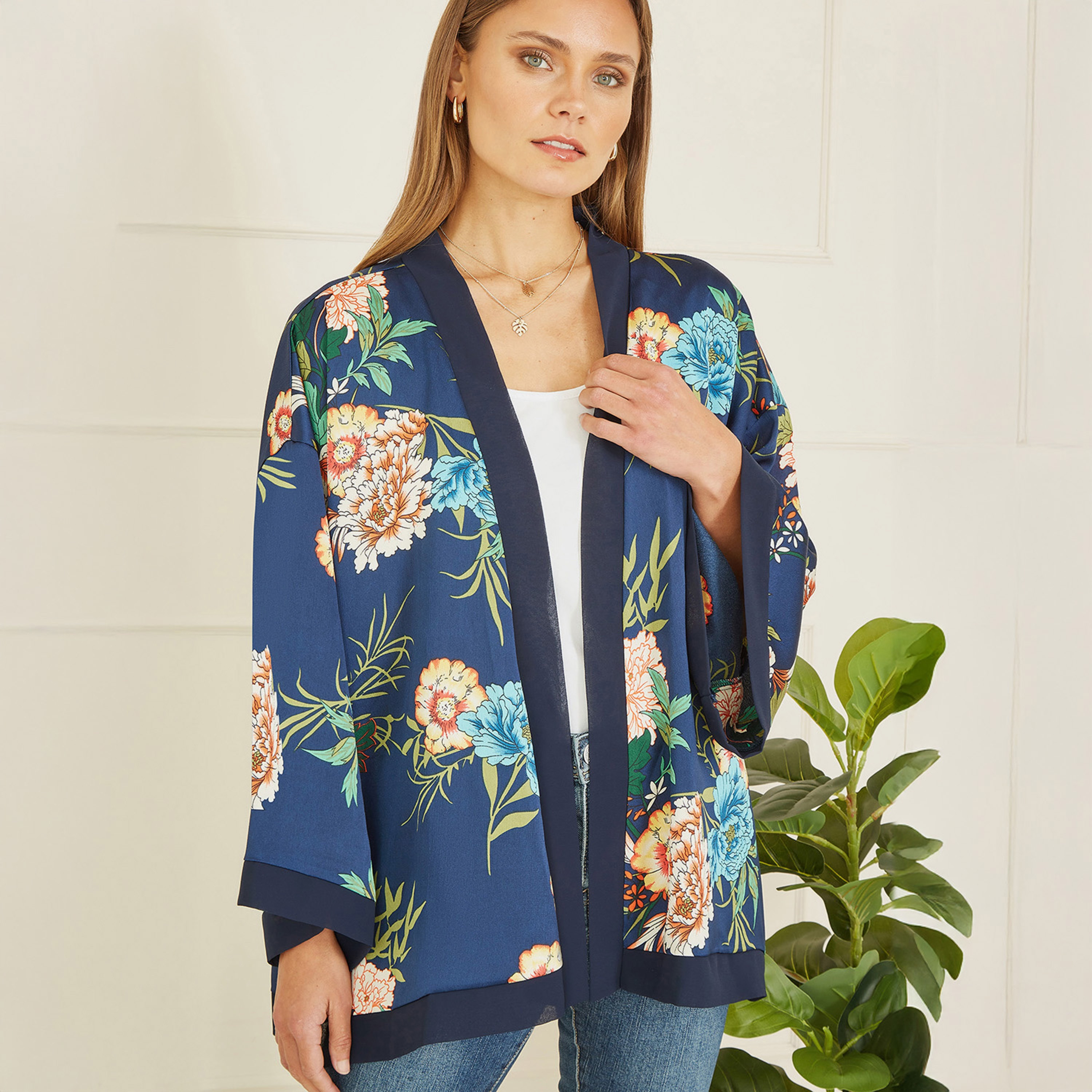 كيمونو نسائي من الساتان بطبعة زهور باللون الأزرق الداكن من ميلا لندن-women-clothing-shirtsandblouses-blouses-image-4