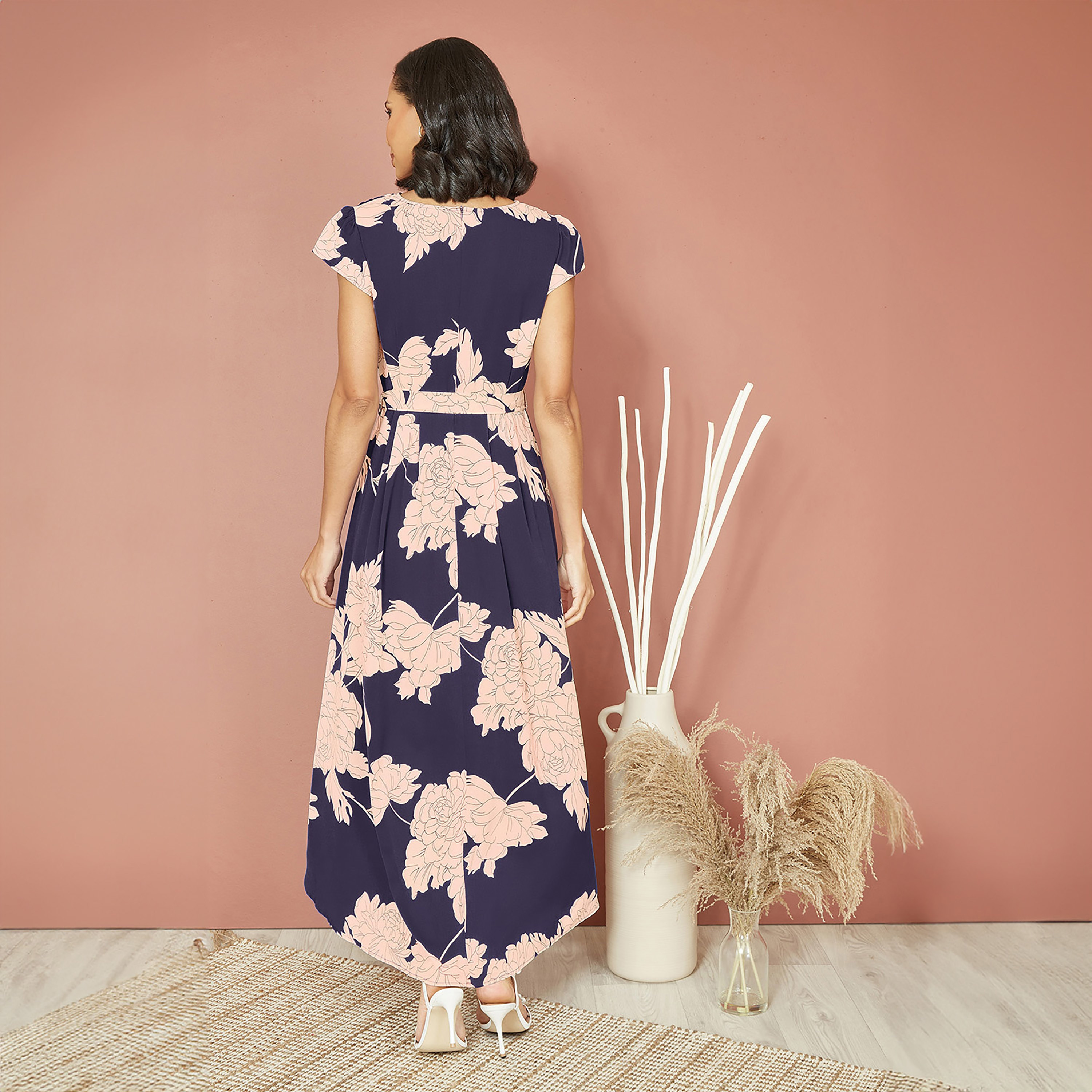 فستان نسائي متوسط الطول بطبعة أزهار ازرق داكن مع حافة منخفضة من ميلا لندن-women-clothing-dresses-image-2