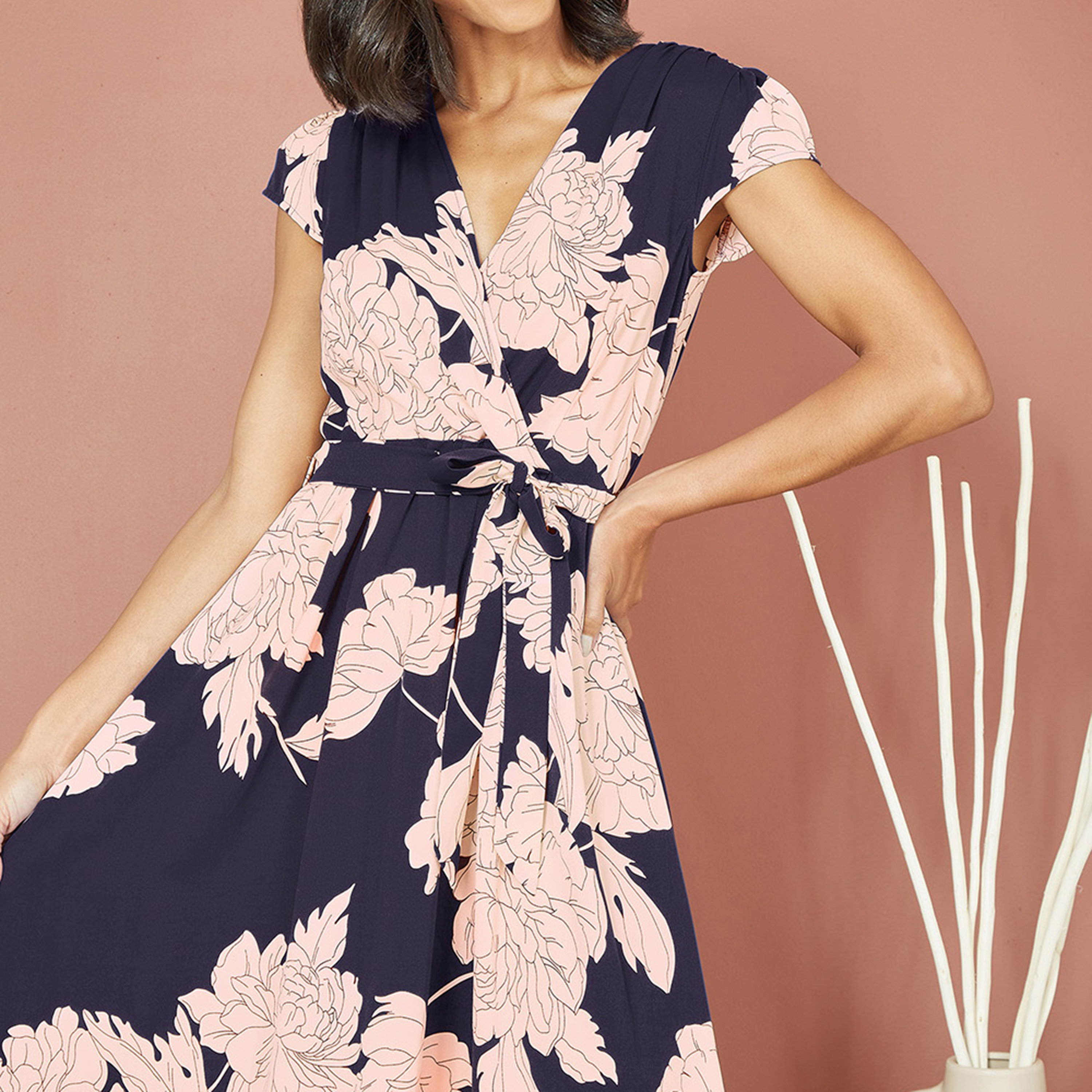 فستان نسائي متوسط الطول بطبعة أزهار ازرق داكن مع حافة منخفضة من ميلا لندن-women-clothing-dresses-image-4