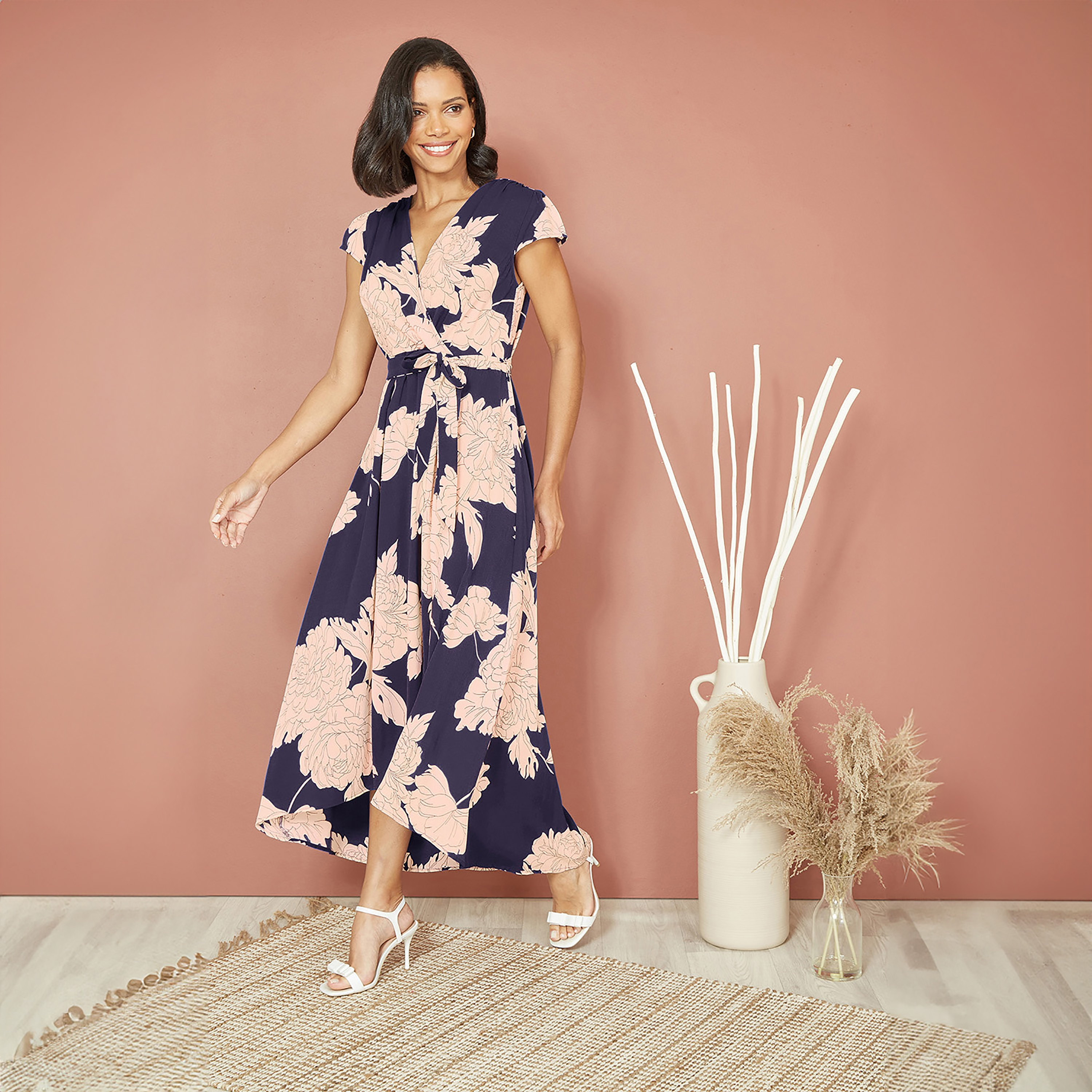 فستان نسائي متوسط الطول بطبعة أزهار ازرق داكن مع حافة منخفضة من ميلا لندن-women-clothing-dresses-image-5