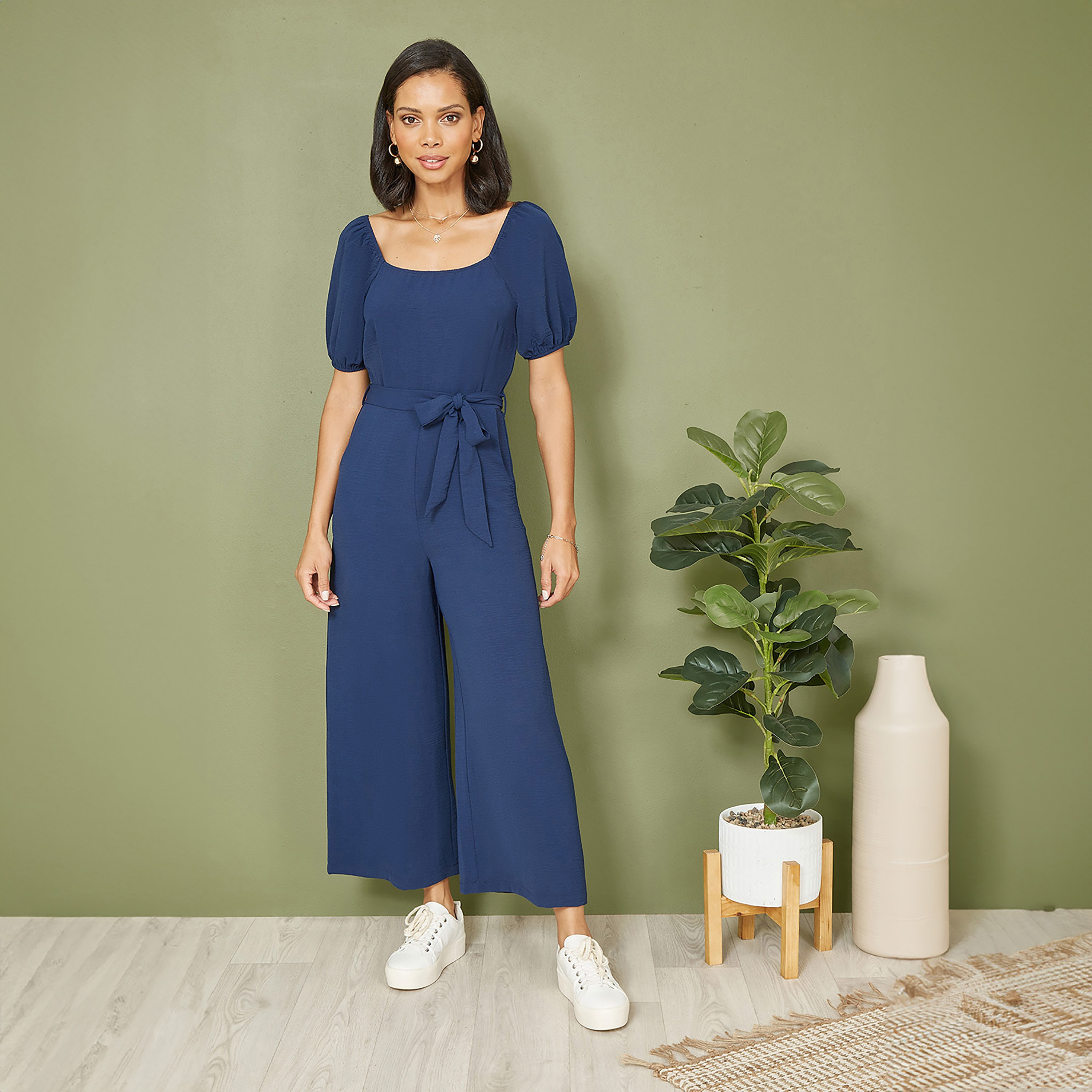 جمبسوت نسائي باللون الأزرق الداكن برقبة مربعة وأكمام منفوخة من ميلا لندن-women-clothing-jumpsuits-image-1