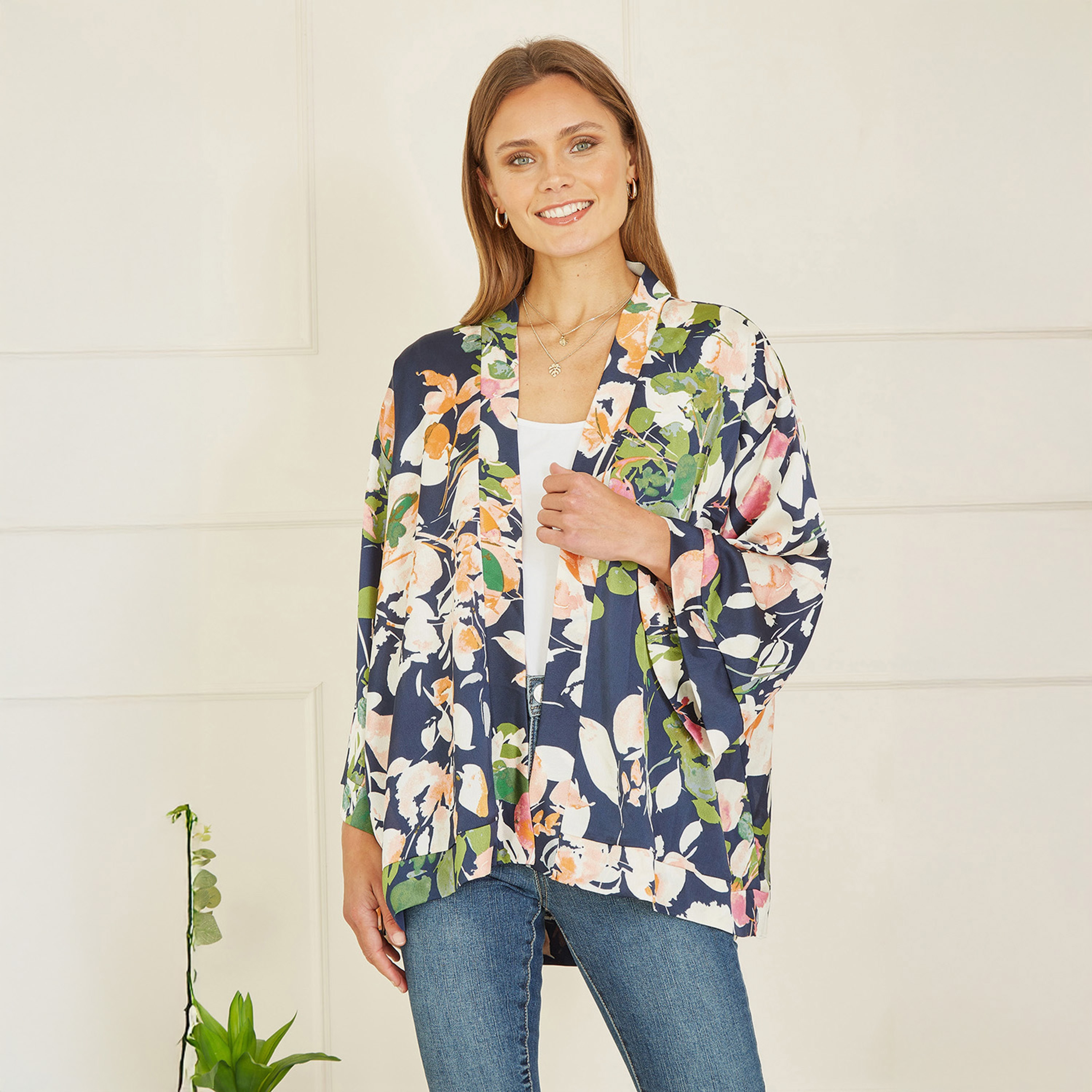 كيمونو نسائي من الساتان بطبعة أزهار البحرية من ميلا لندن-women-clothing-shirtsandblouses-blouses-image-1
