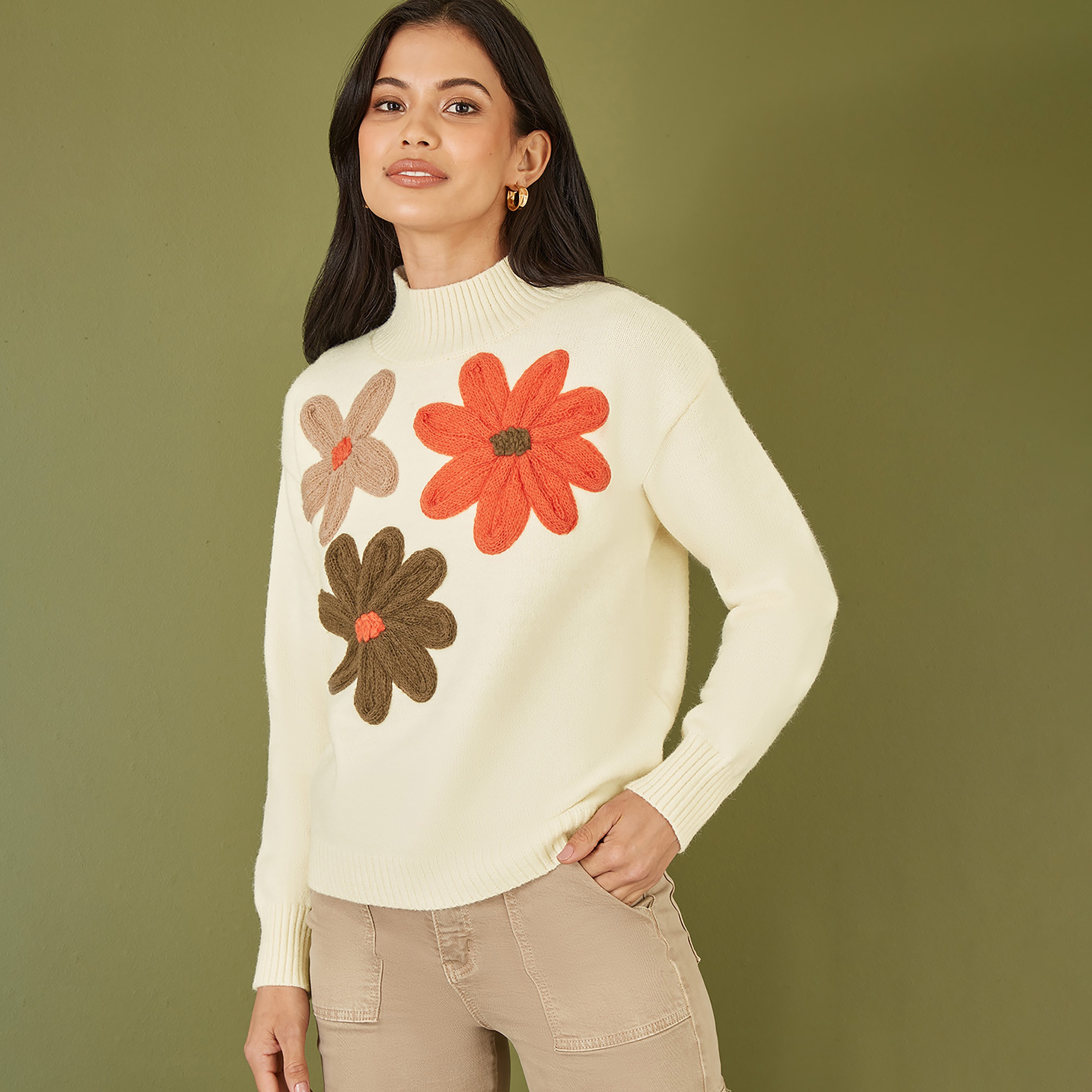 جامبر نسائي محبوك برقبة عالية عاجي مزينة بالزهور من ميلا لندن-women-winterwear-cardigansandjumpers-jumpers-image-2