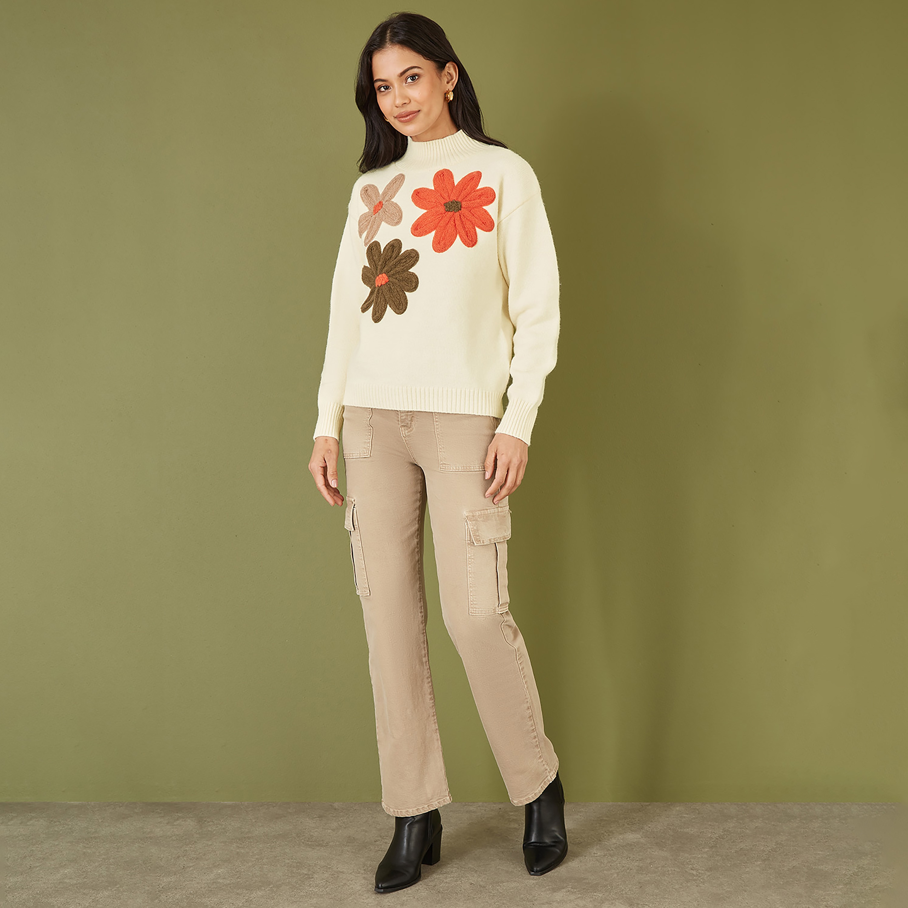 جامبر نسائي محبوك برقبة عالية عاجي مزينة بالزهور من ميلا لندن-women-winterwear-cardigansandjumpers-jumpers-image-3