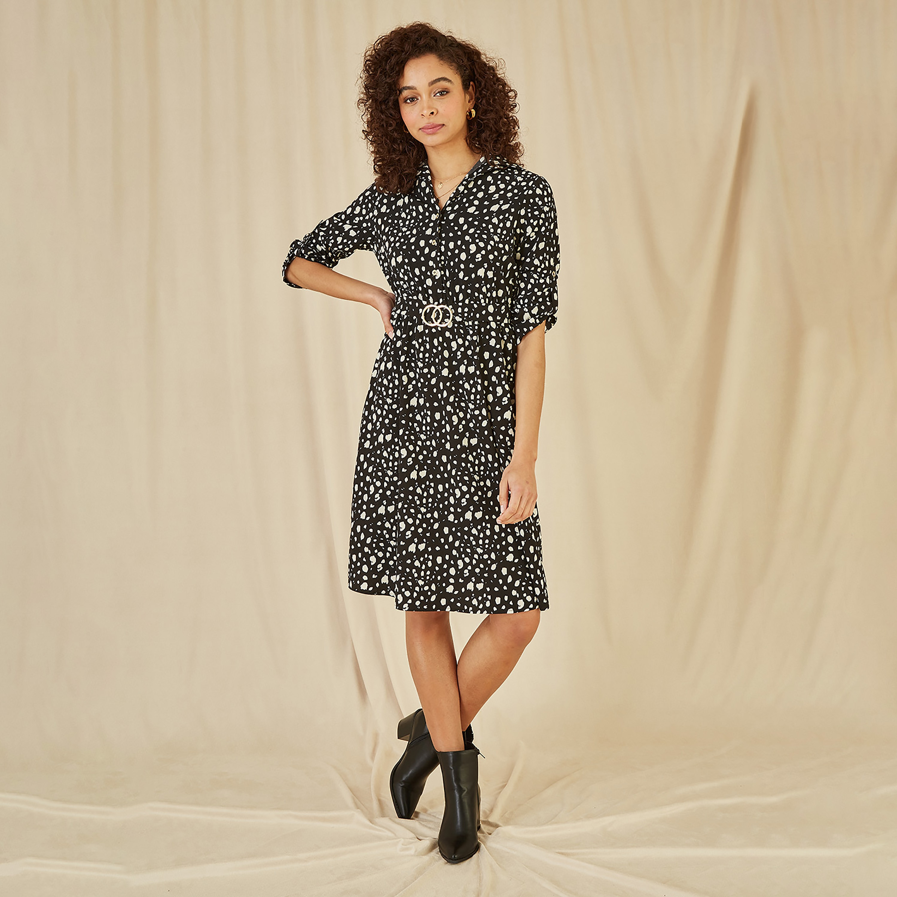 فستان نسائي بطول الركبة بطبعة داش باللون الأسود مع مشبك من ميلا لندن-women-clothing-dresses-image-1