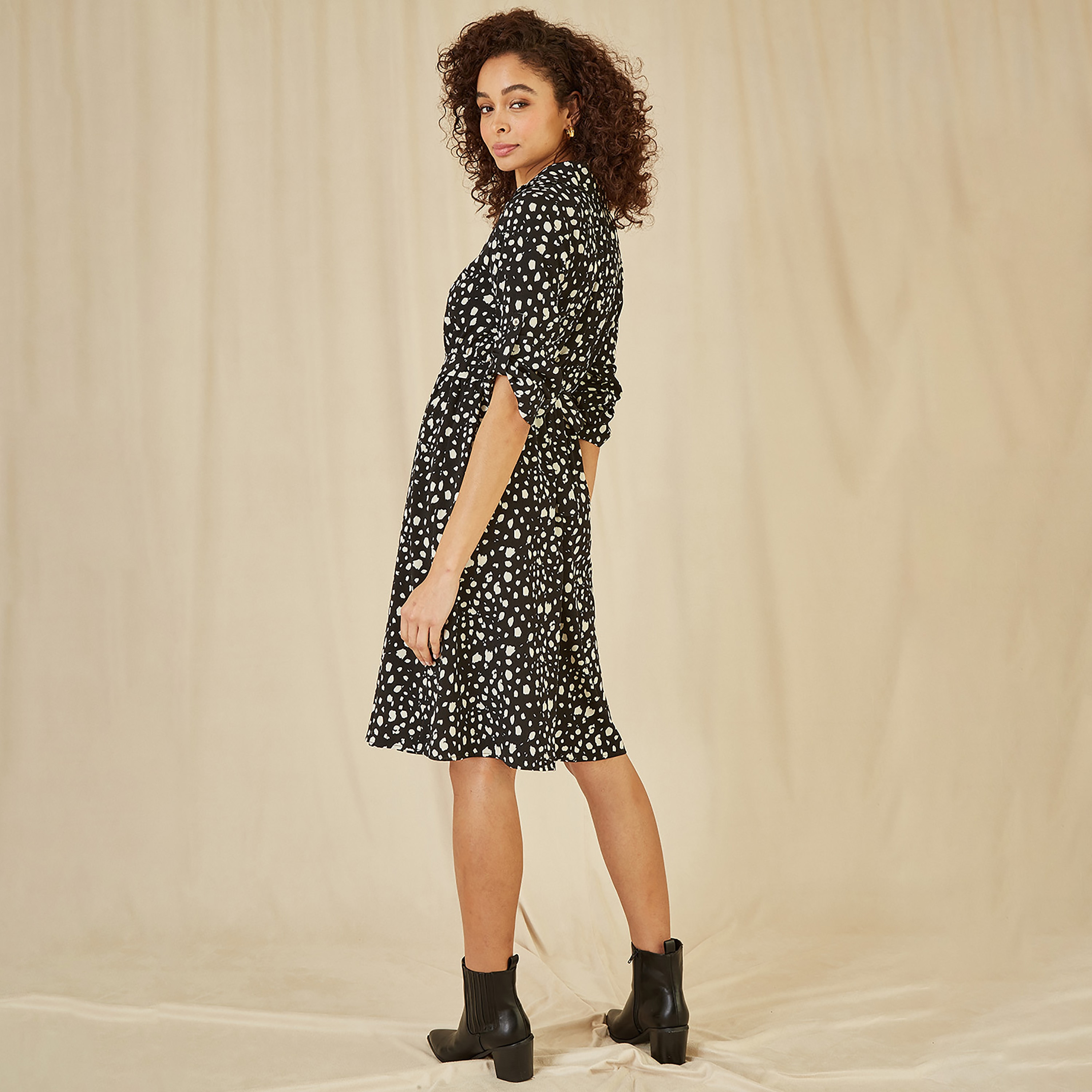 فستان نسائي بطول الركبة بطبعة داش باللون الأسود مع مشبك من ميلا لندن-women-clothing-dresses-image-2