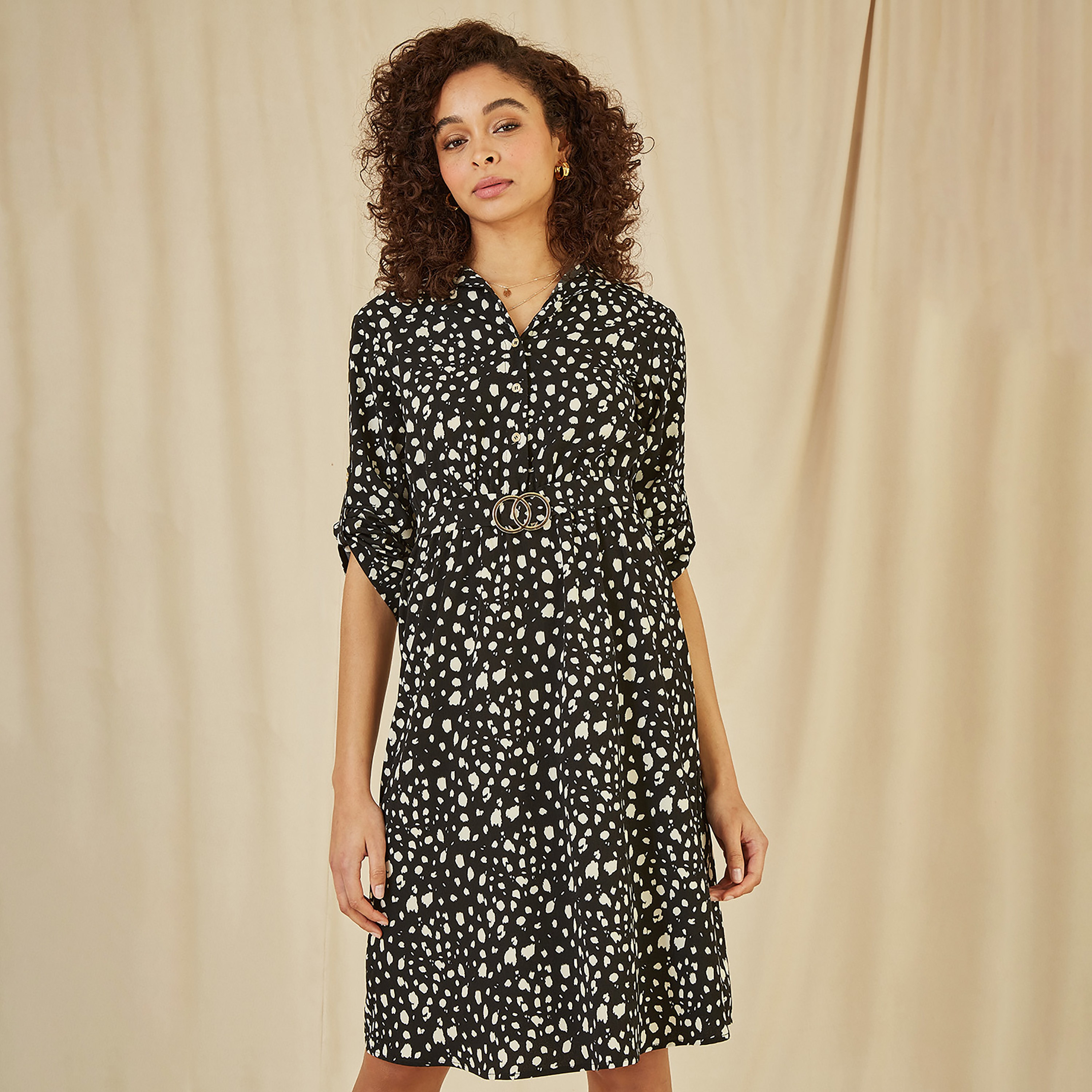فستان نسائي بطول الركبة بطبعة داش باللون الأسود مع مشبك من ميلا لندن-women-clothing-dresses-image-3