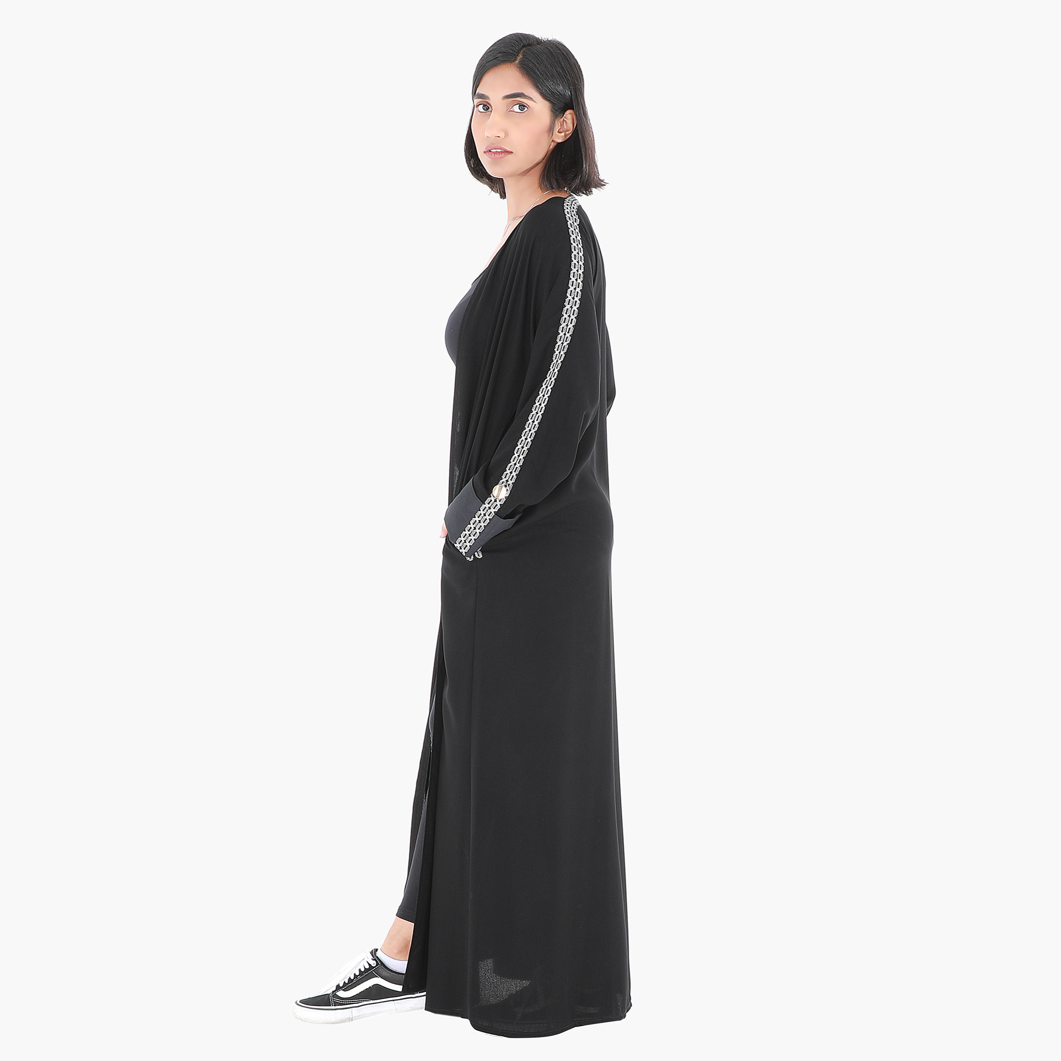 عباية سادة بأكمام طويلة وتفاصيل شريطة من مليكة-women-arabicclothing-abayas-image-4