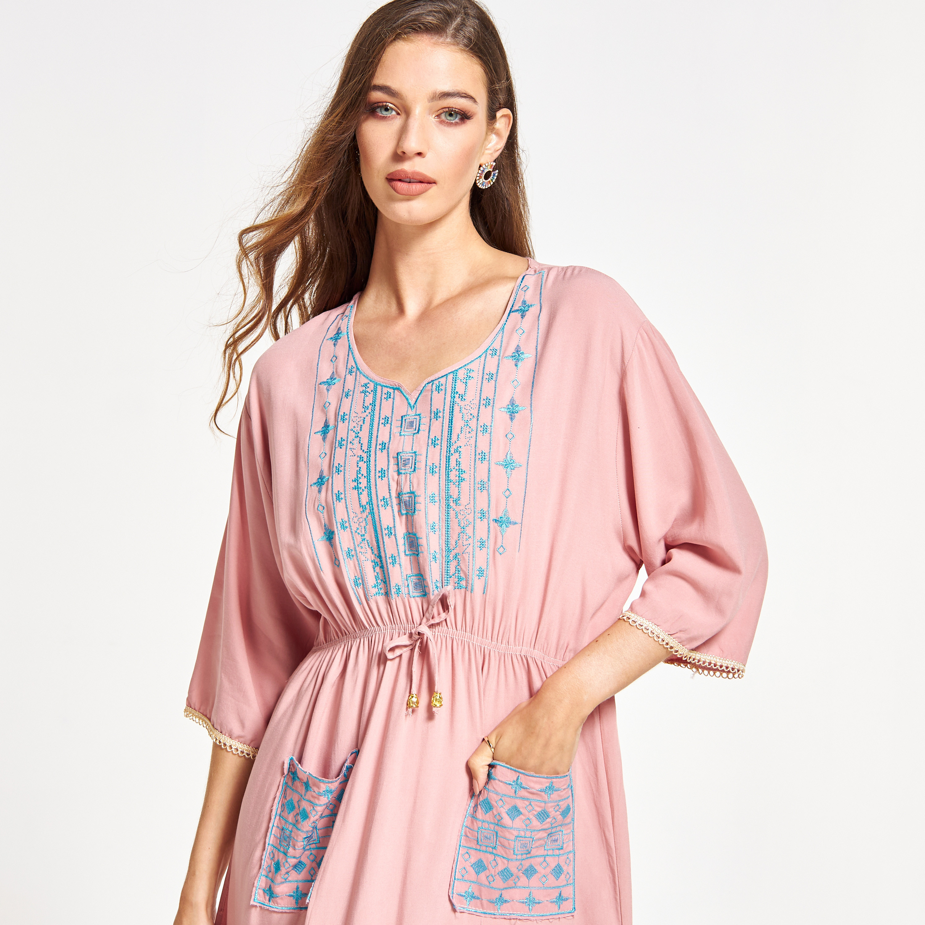 جلابية مطرزة بخصر رباط وجيوب أمامية من مليكة-women-arabicclothing-jalabiyas-image-3