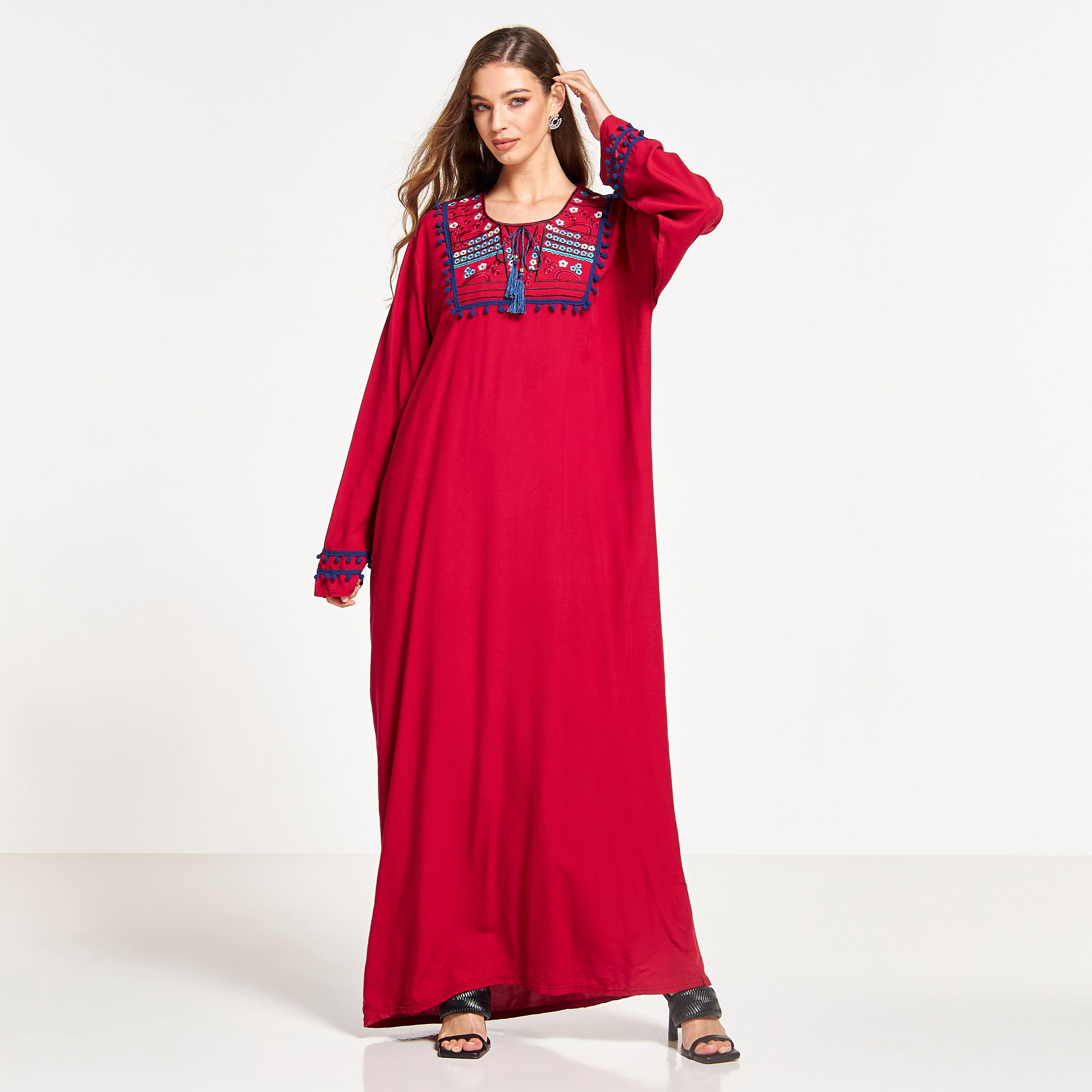 جلابية مطرّزة بأكمام طويلة وزينة بوم بوم من مليكة-women-arabicclothing-jalabiyas-image-4