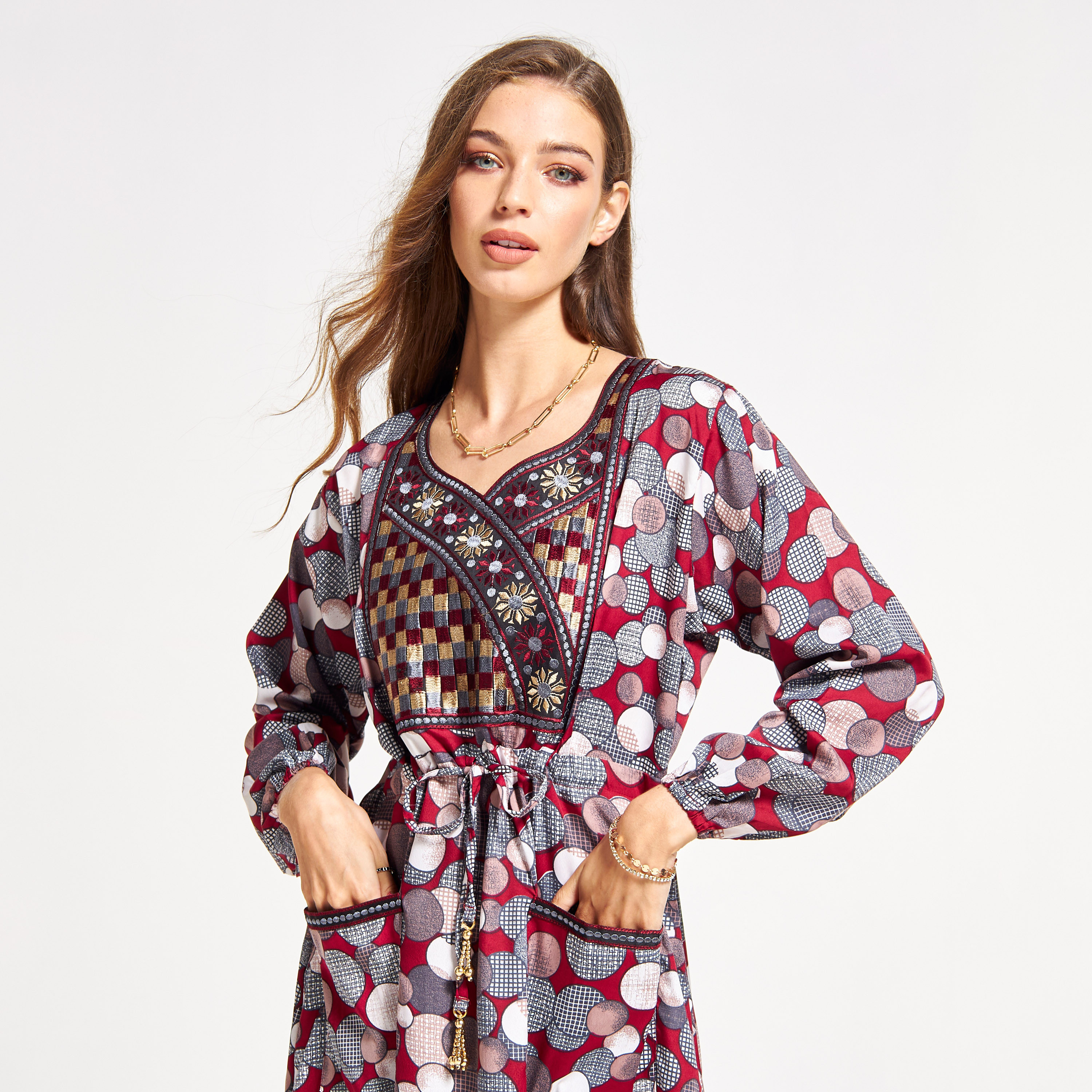 جلابية مطرّزة بأربطة وجيوب من مليكة-women-arabicclothing-jalabiyas-image-3