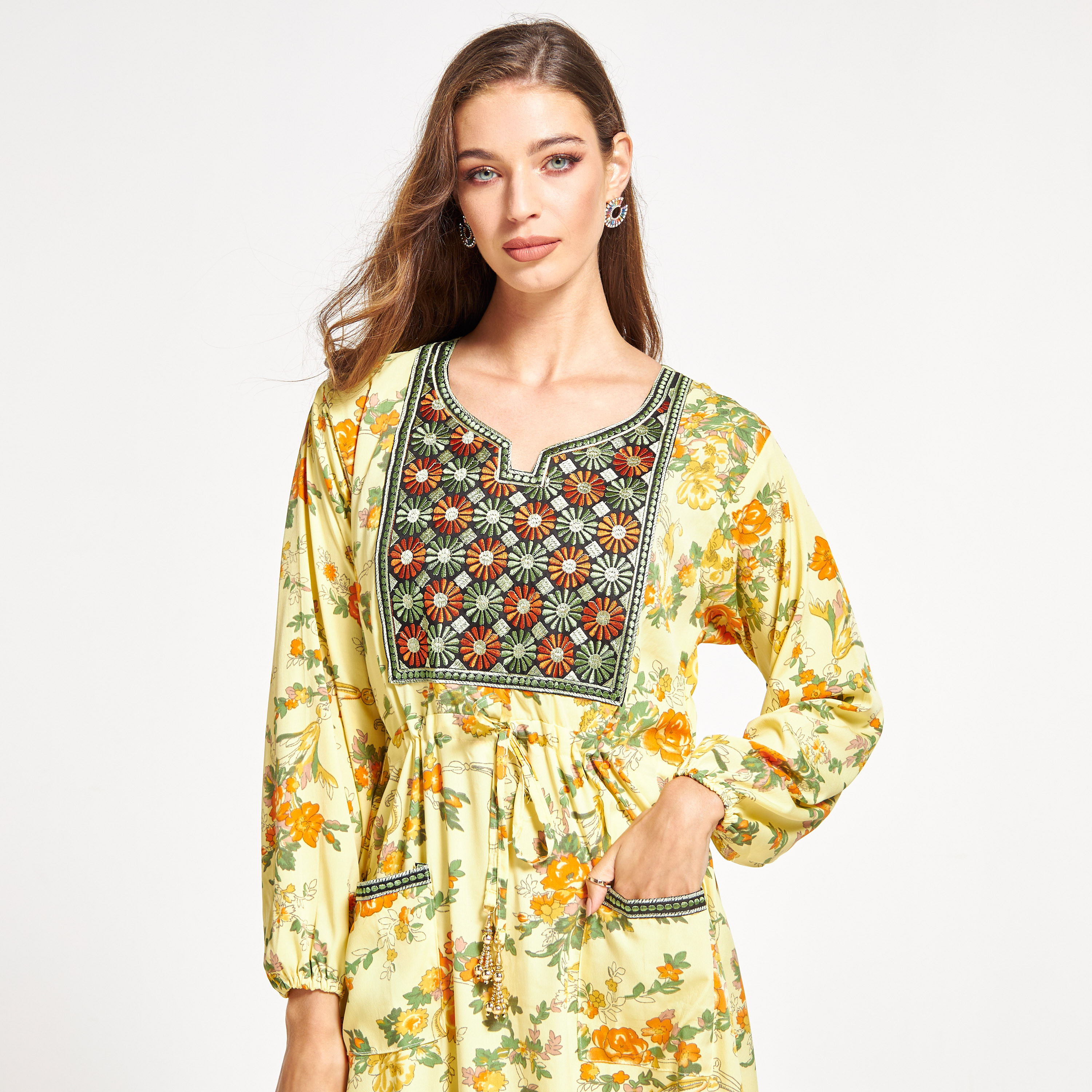جلابية بتفاصيل مطرّزة وجيوب وطبعات زهرية من مليكة-women-arabicclothing-jalabiyas-image-3