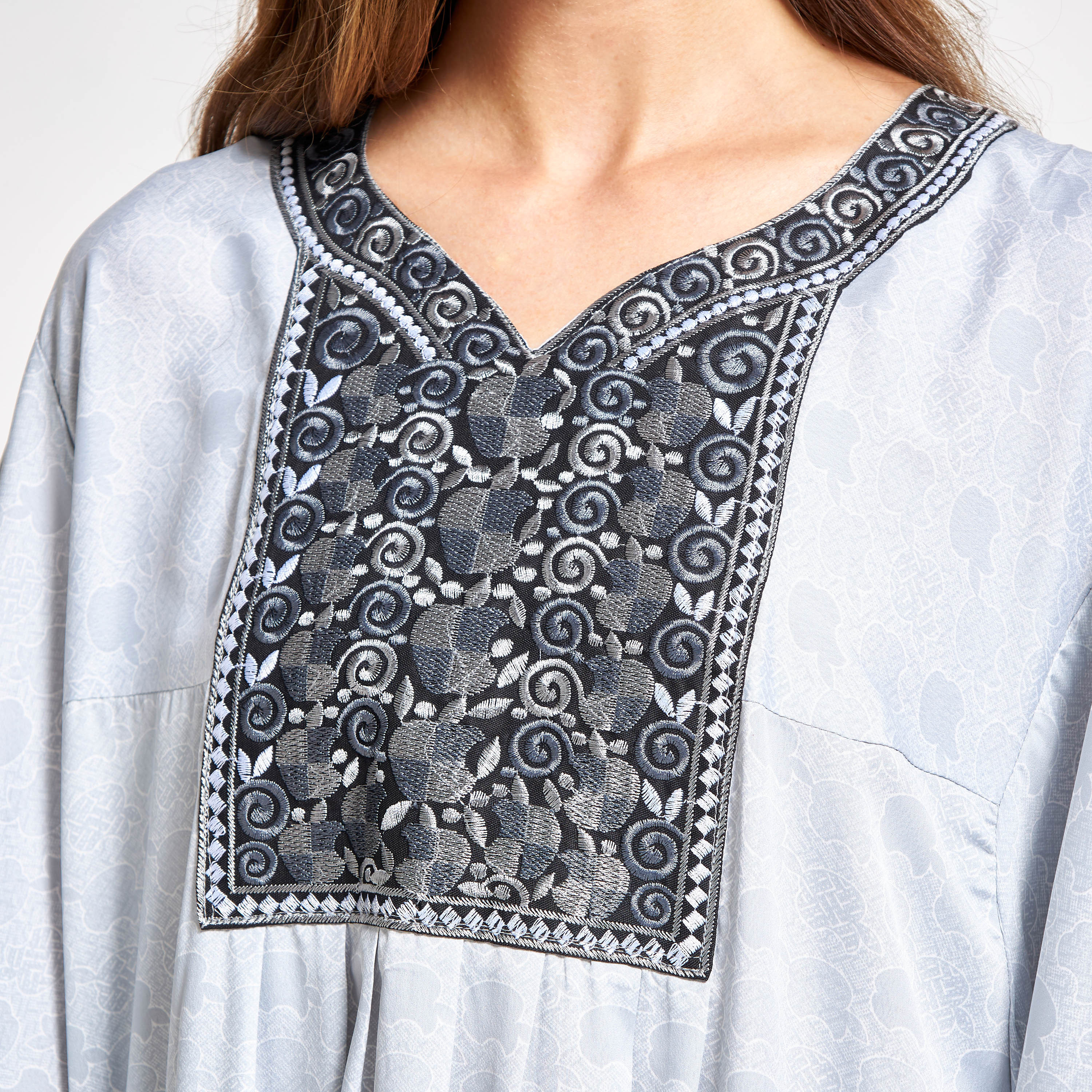 جلابية مطرّزة بأكمام واسعة من مليكة-women-arabicclothing-jalabiyas-image-5